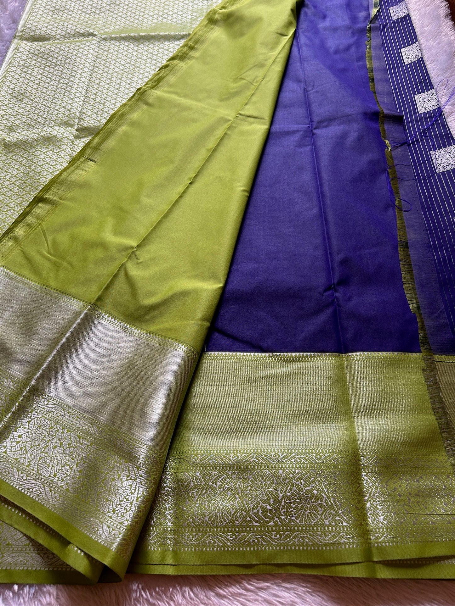 Semi soft silk (2D) : Navy blue-olive green
