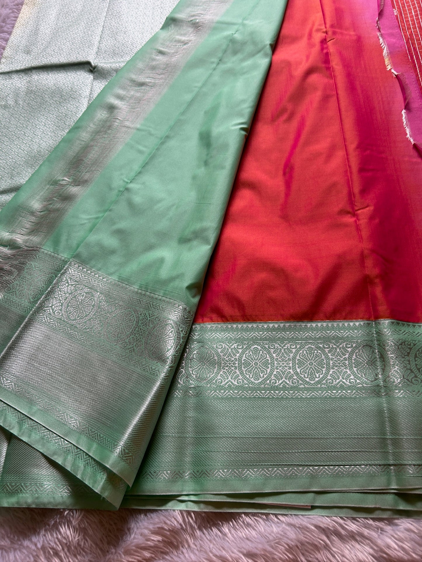Semi soft silk (2D) : Brick red-mint green
