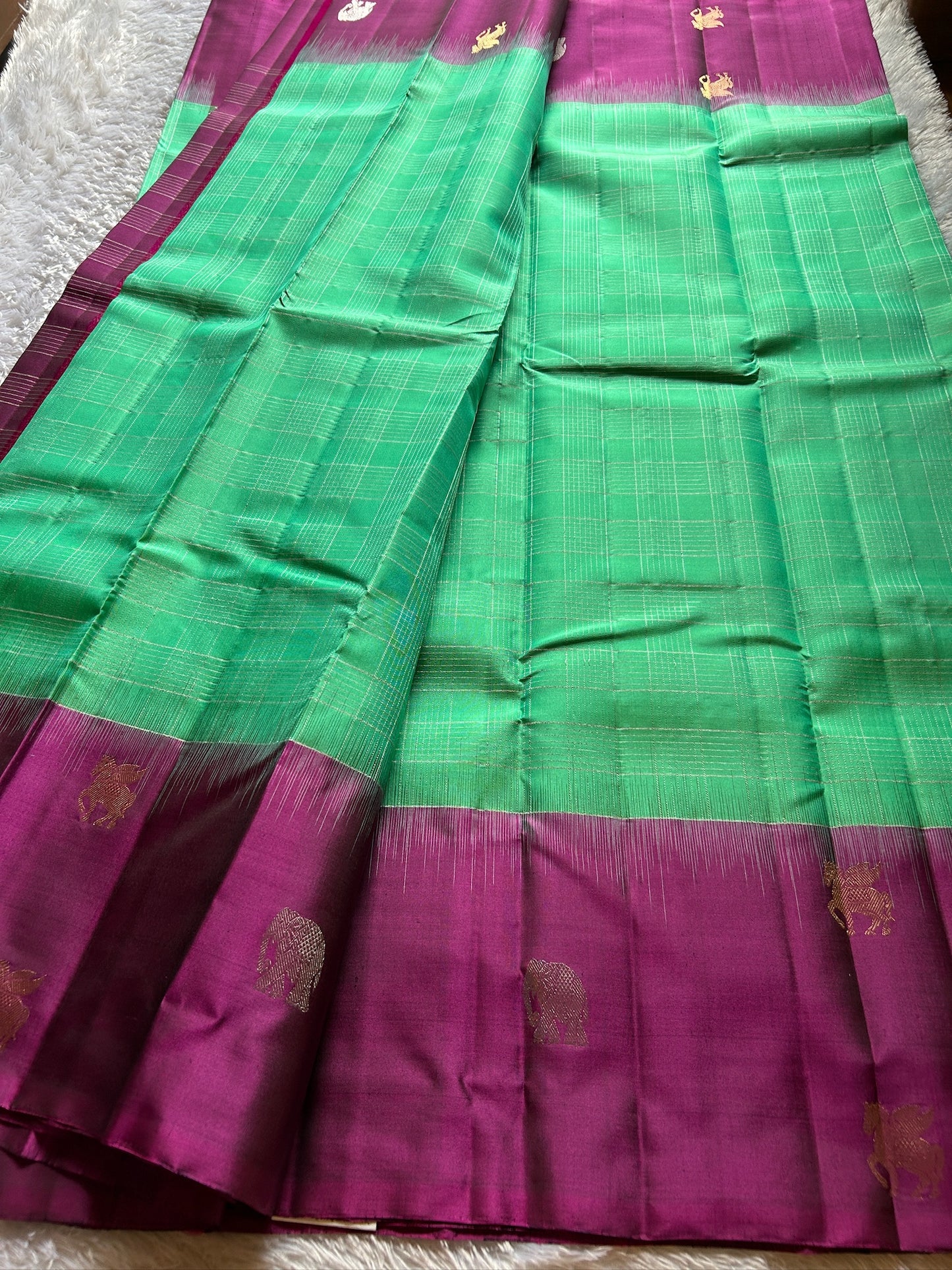 Aruna (2D) : Sea green-magenta