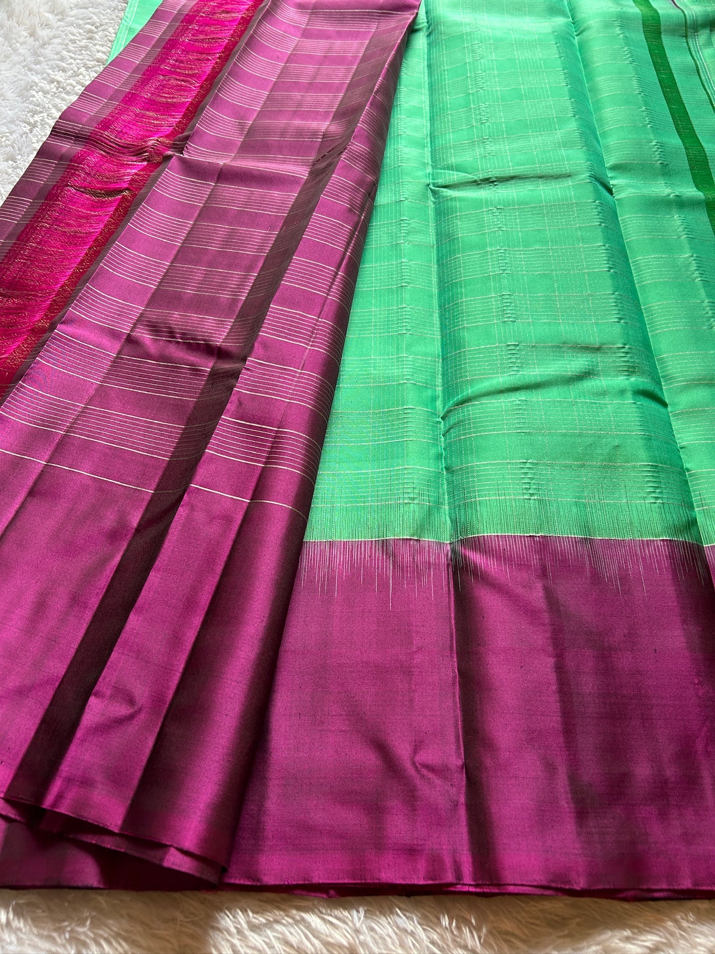 Aruna (2D) : Sea green-magenta