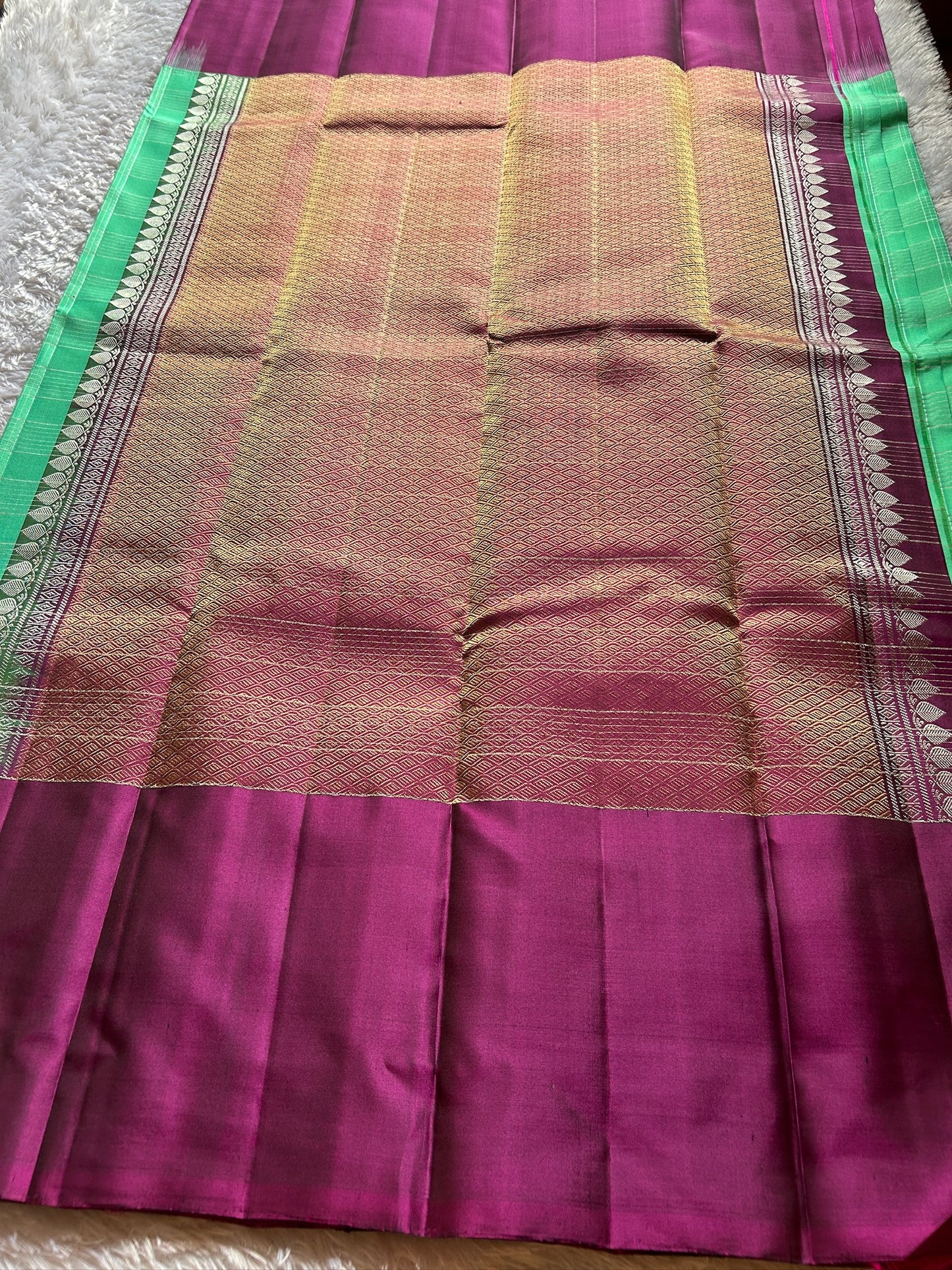 Aruna (2D) : Sea green-magenta