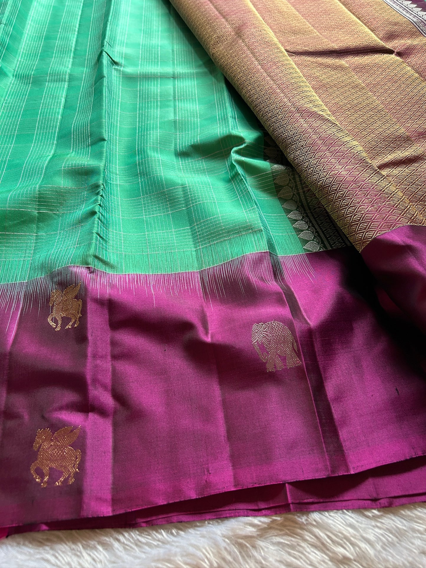 Aruna (2D) : Sea green-magenta