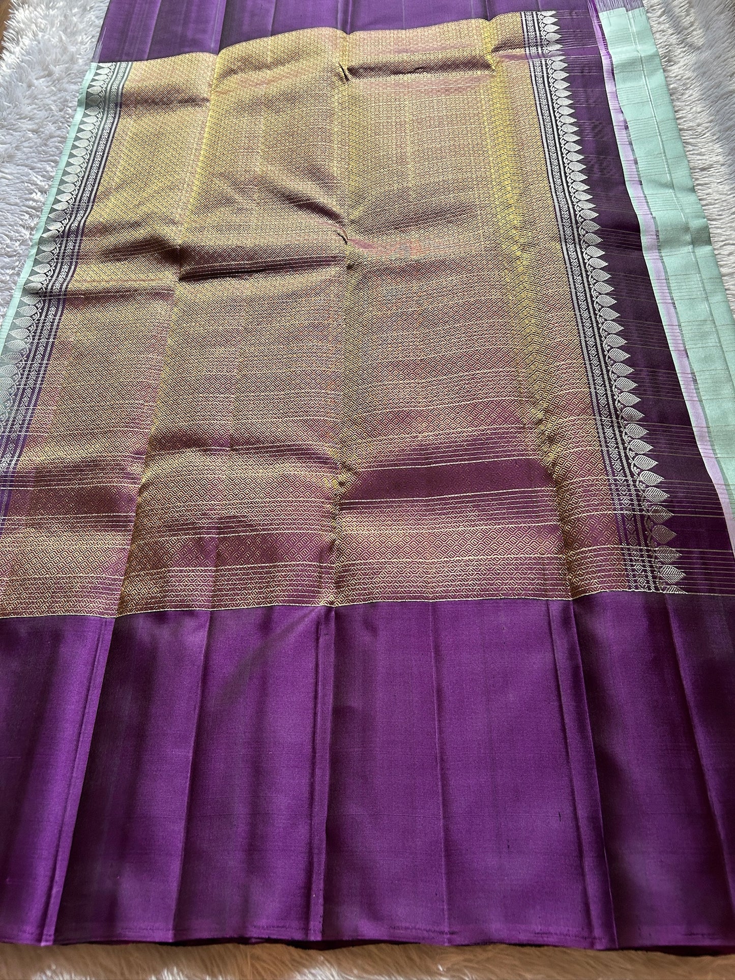 Aruna (2D) : Light mint green-dark magenta
