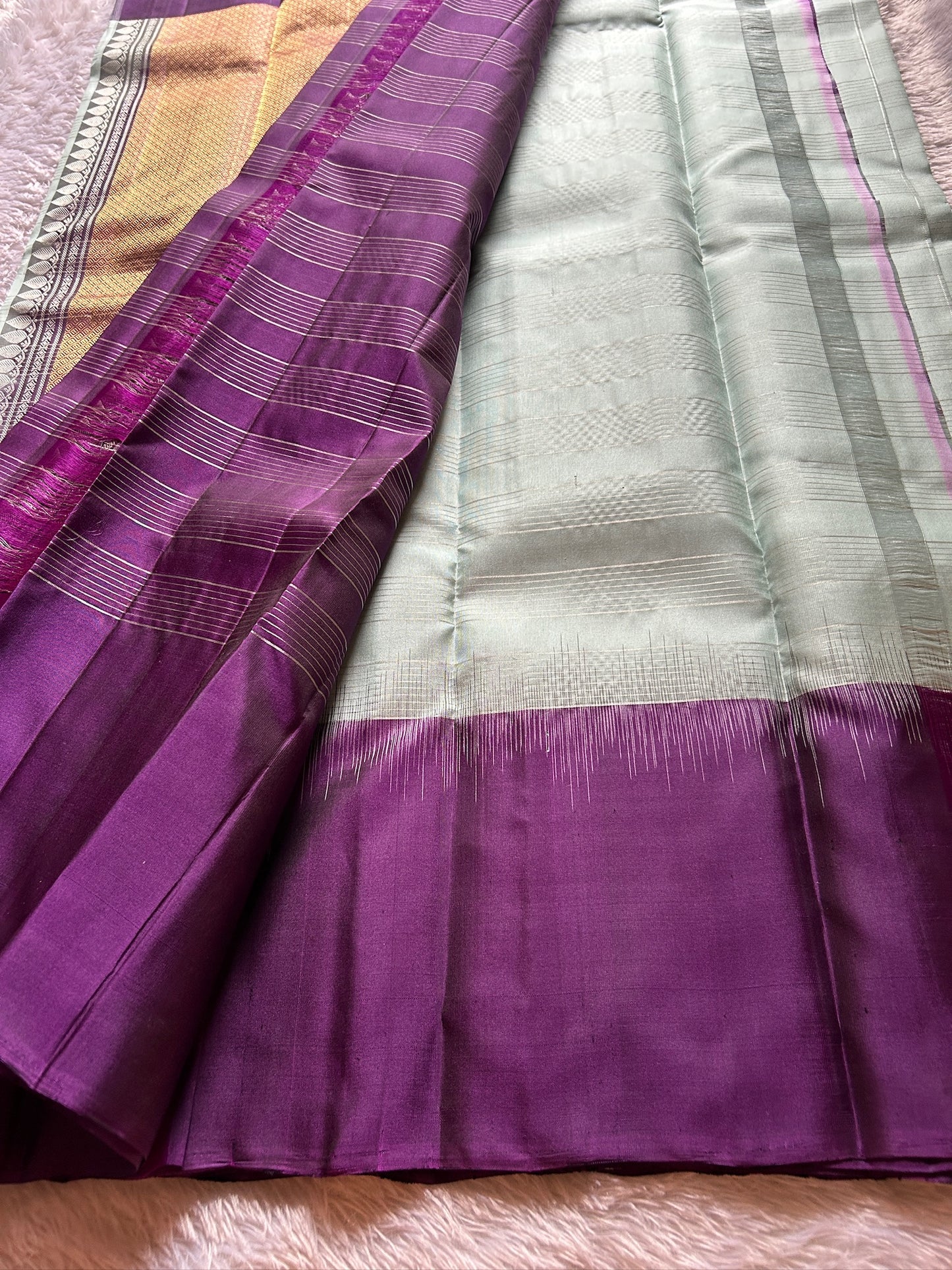 Aruna (2D) : Light mint green-dark magenta