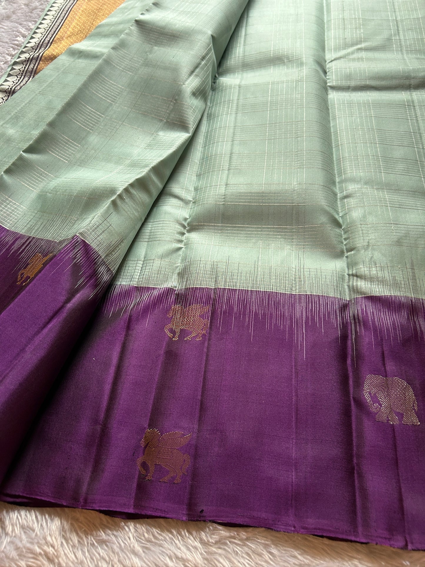 Aruna (2D) : Light mint green-dark magenta