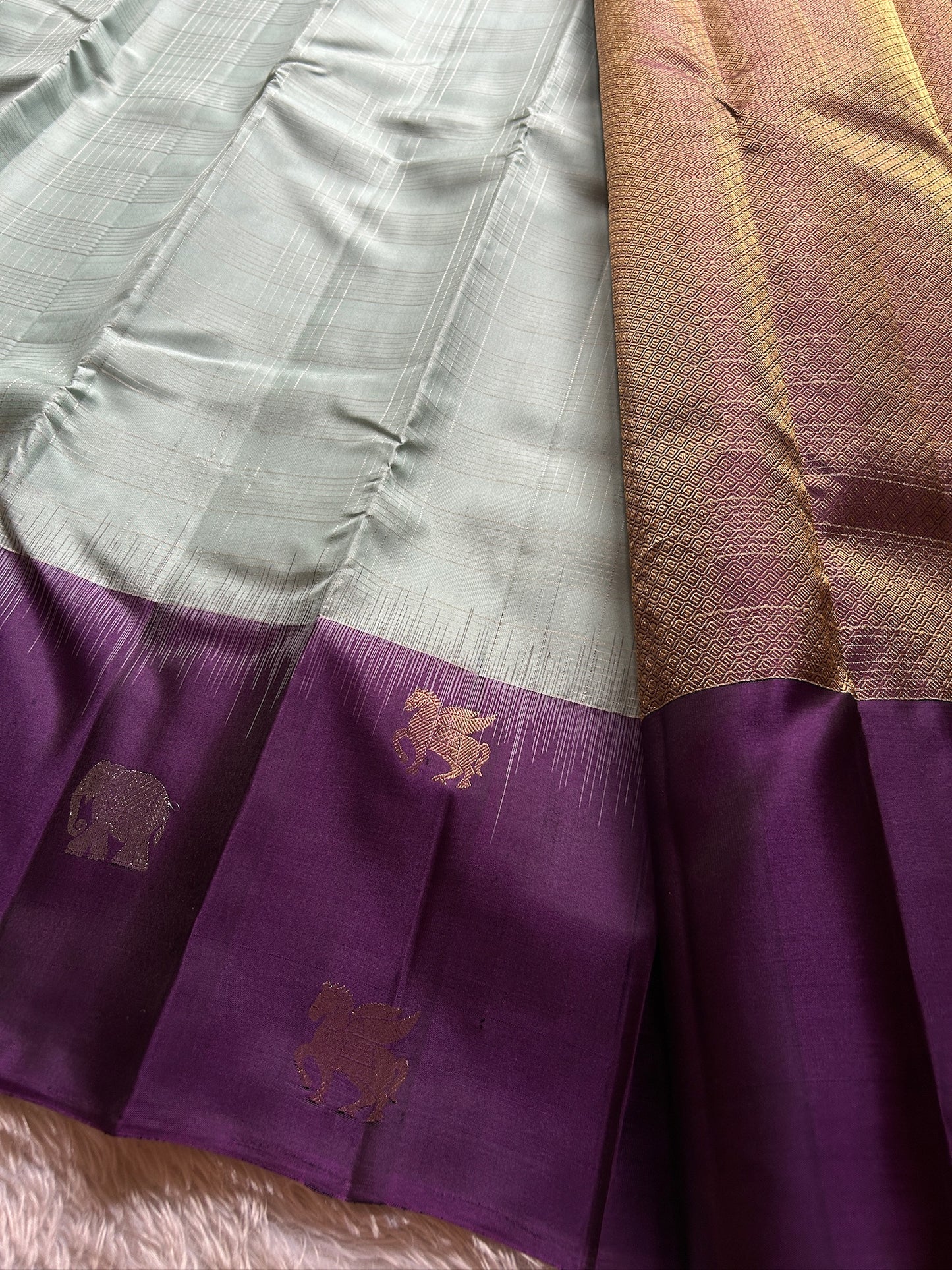 Aruna (2D) : Light mint green-dark magenta