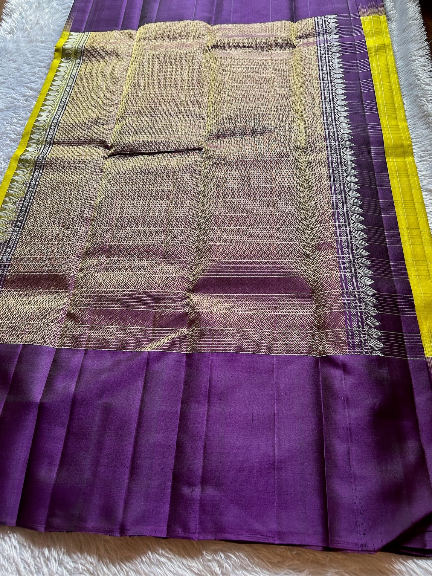 Aruna (2D) : Olive yellow-dark magenta