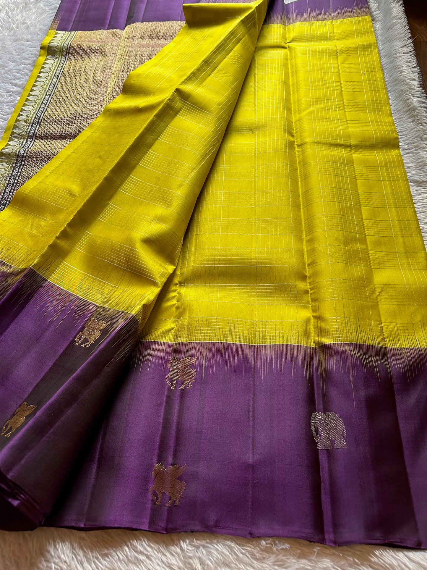 Aruna (2D) : Olive yellow-dark magenta