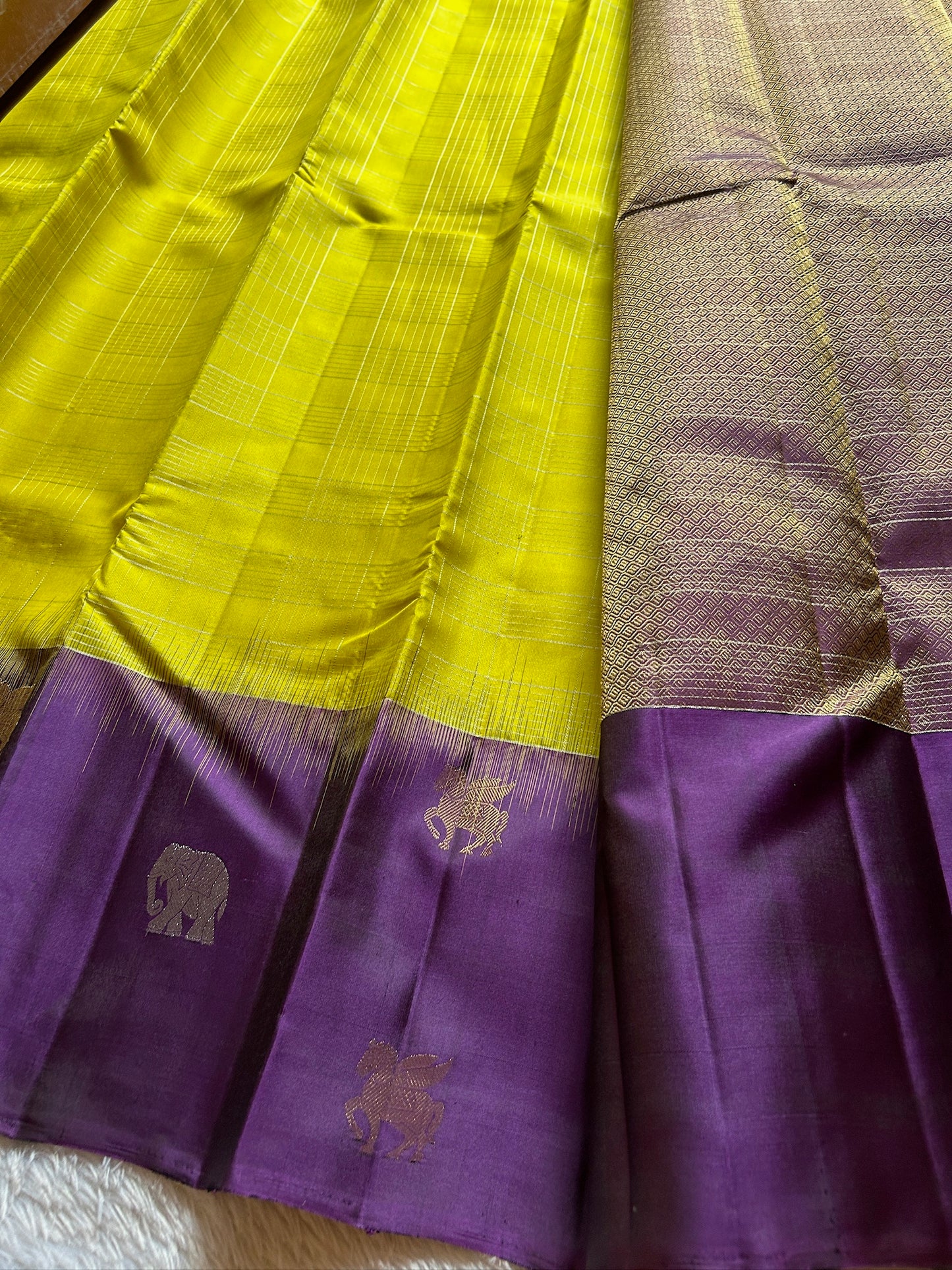 Aruna (2D) : Olive yellow-dark magenta