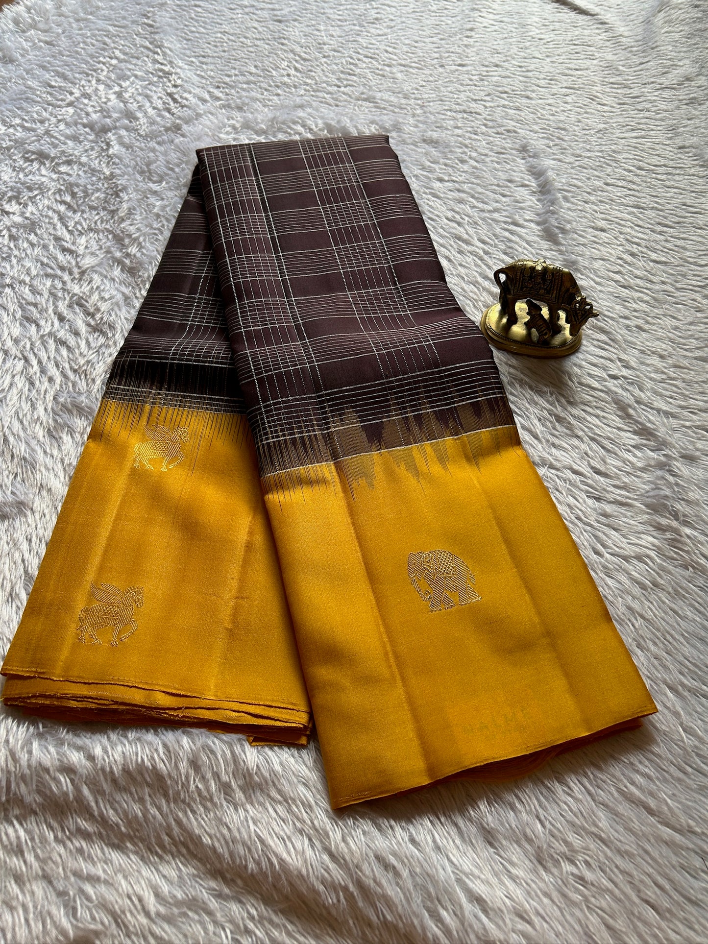 Aruna (2D) : Dark coffee-golden yellow