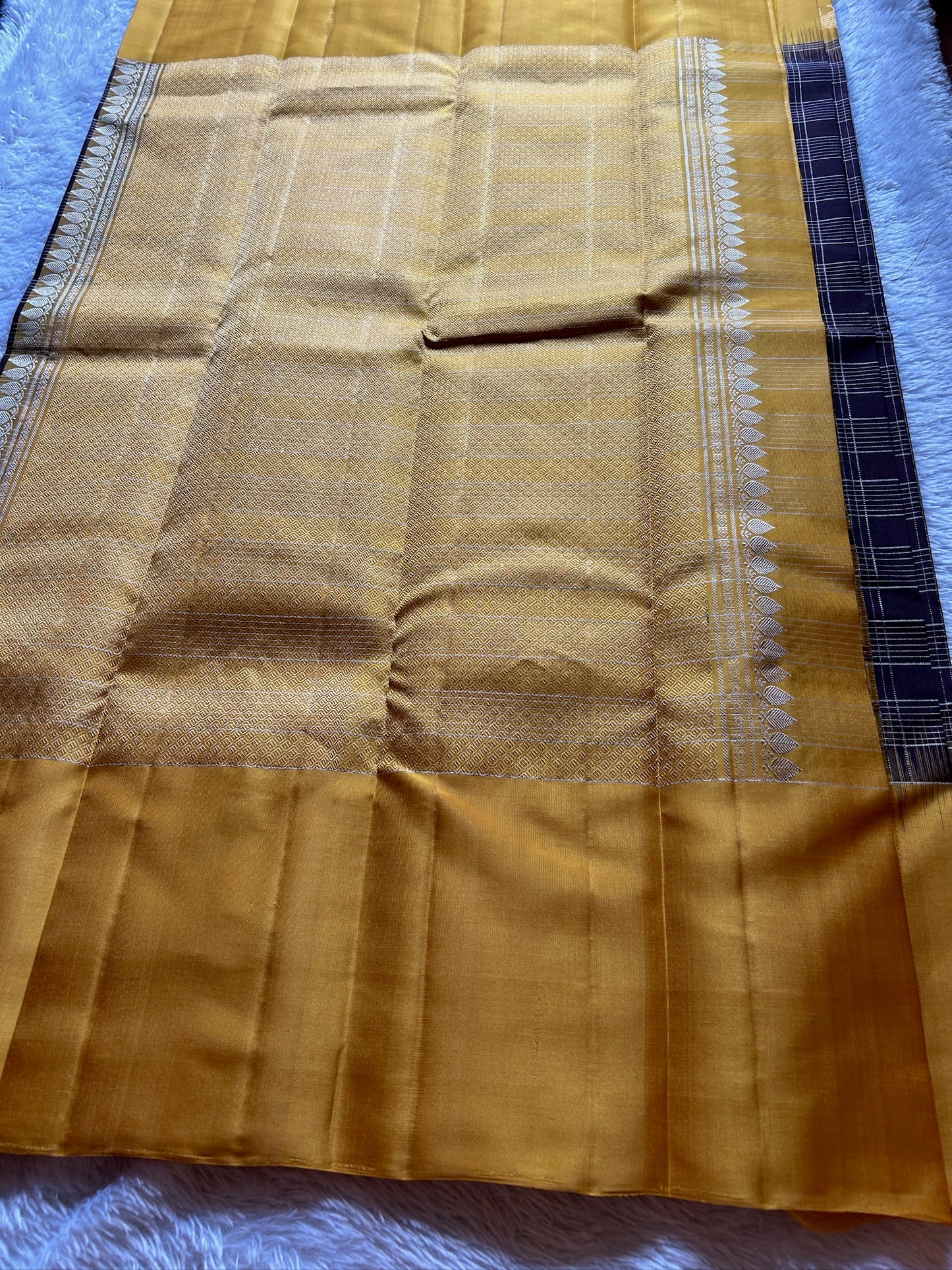 Aruna (2D) : Dark coffee-golden yellow