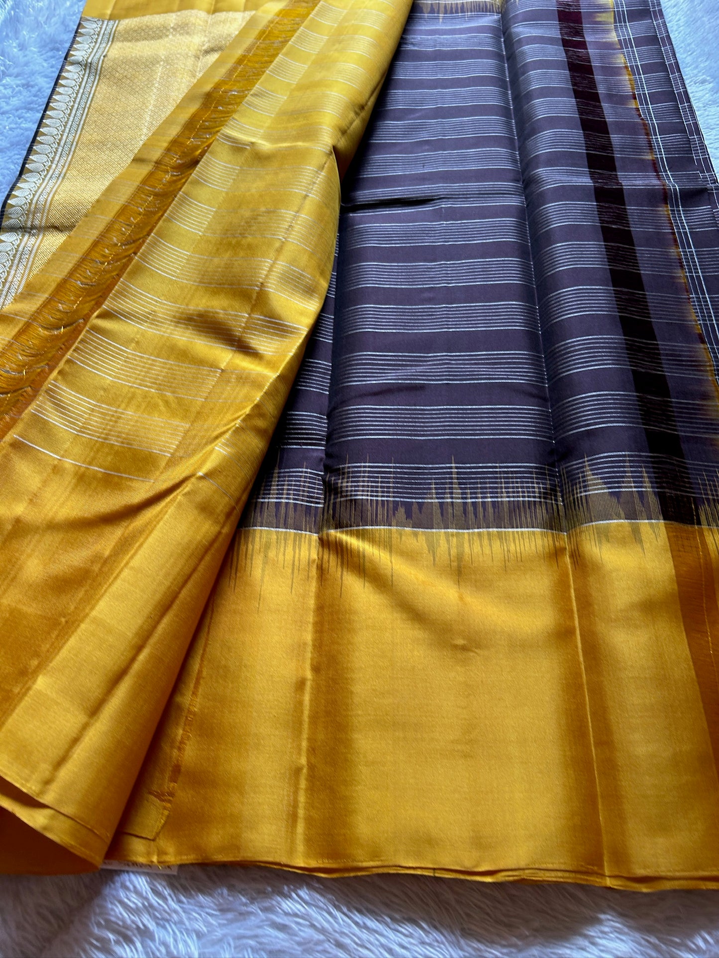 Aruna (2D) : Dark coffee-golden yellow