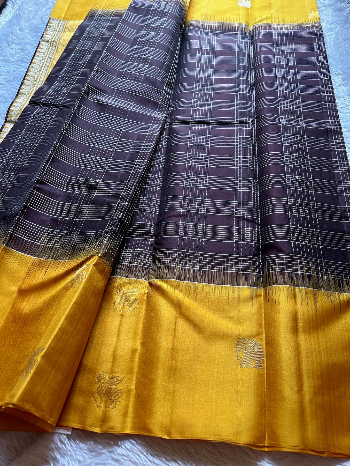 Aruna (2D) : Dark coffee-golden yellow