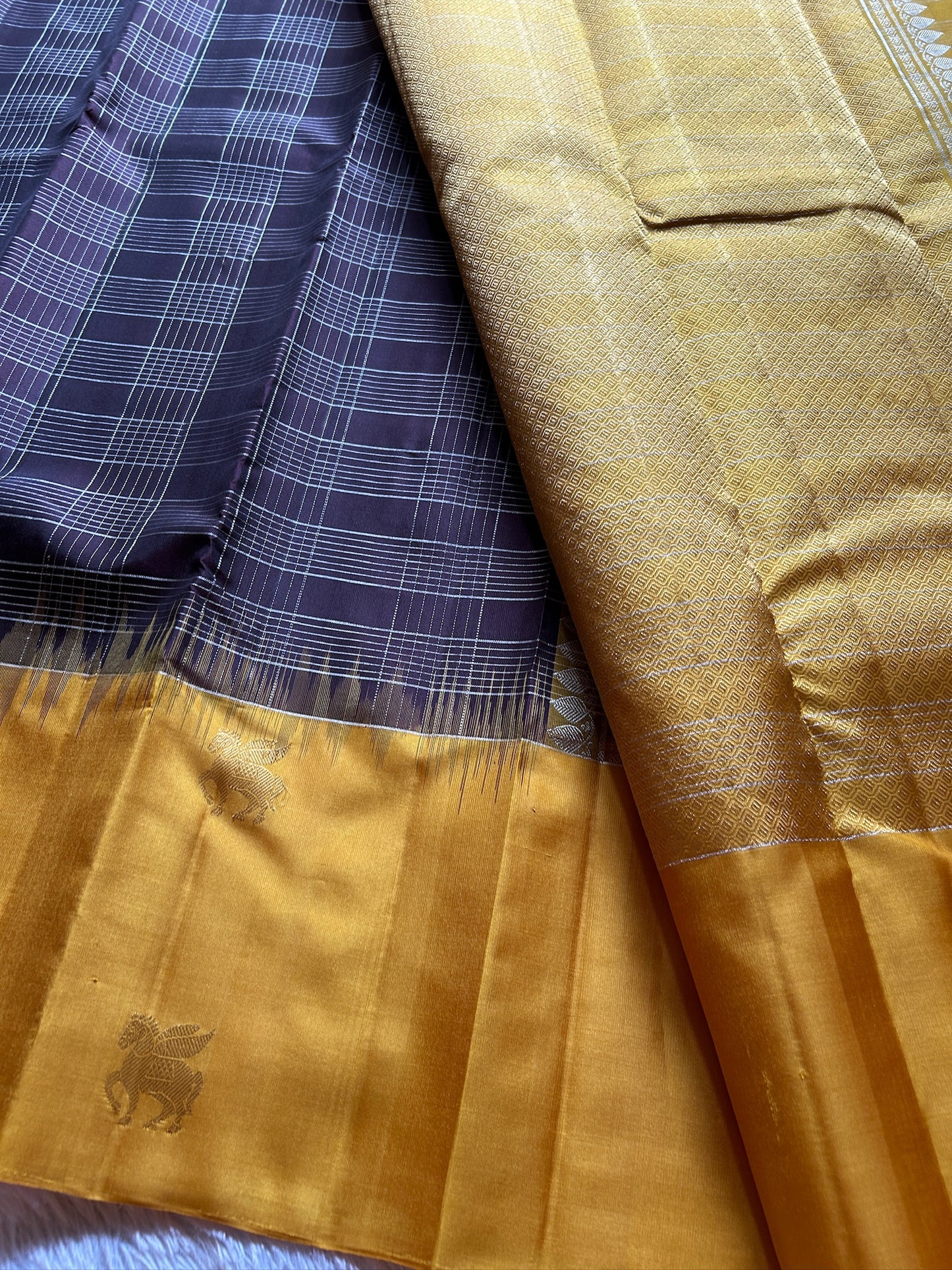 Aruna (2D) : Dark coffee-golden yellow