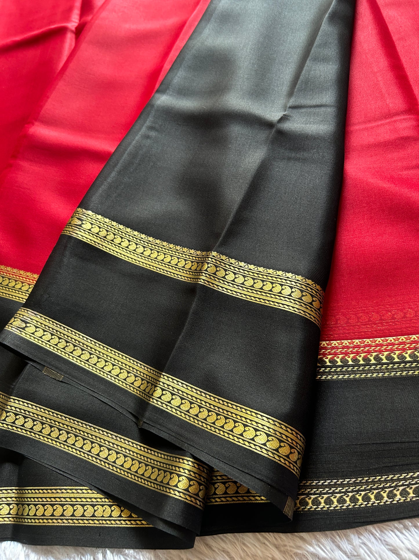 Light weight pure crepe: Red - Black