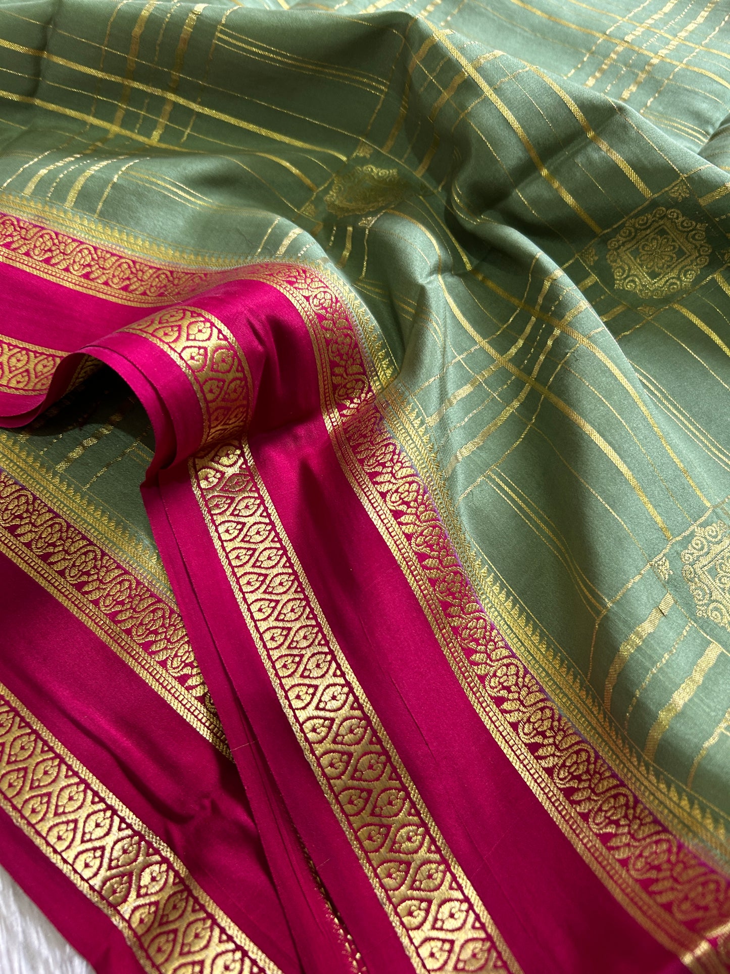 Ambika (2D) : Sage green-pink
