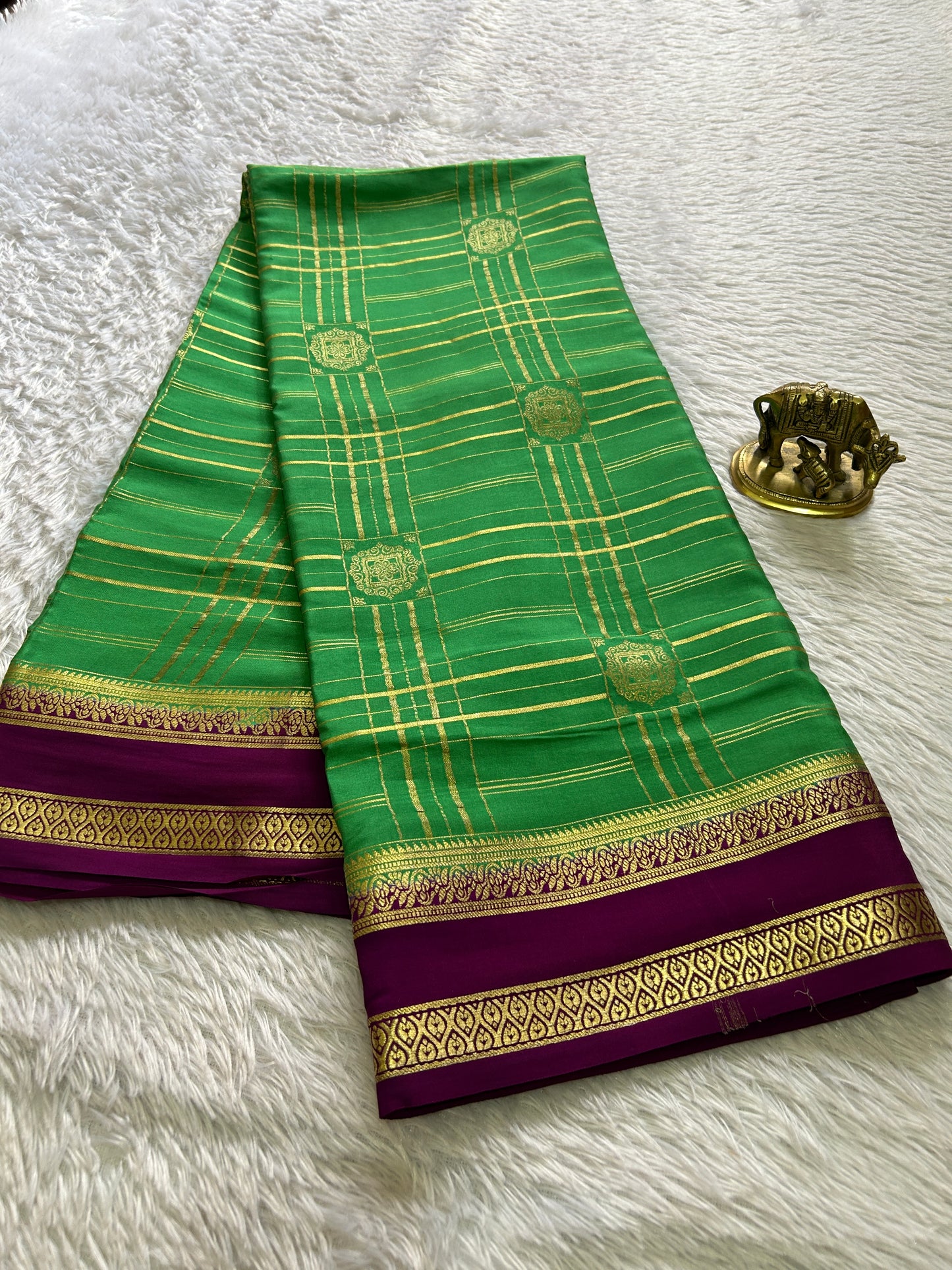 Ambika (2D) : Parrot green-magenta