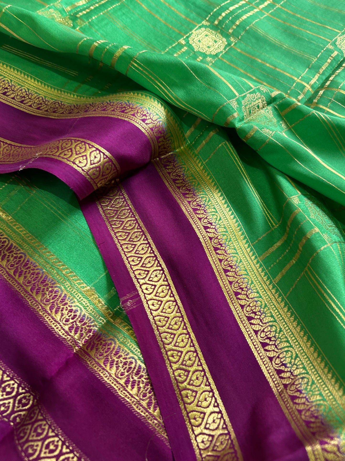 Ambika (2D) : Parrot green-magenta