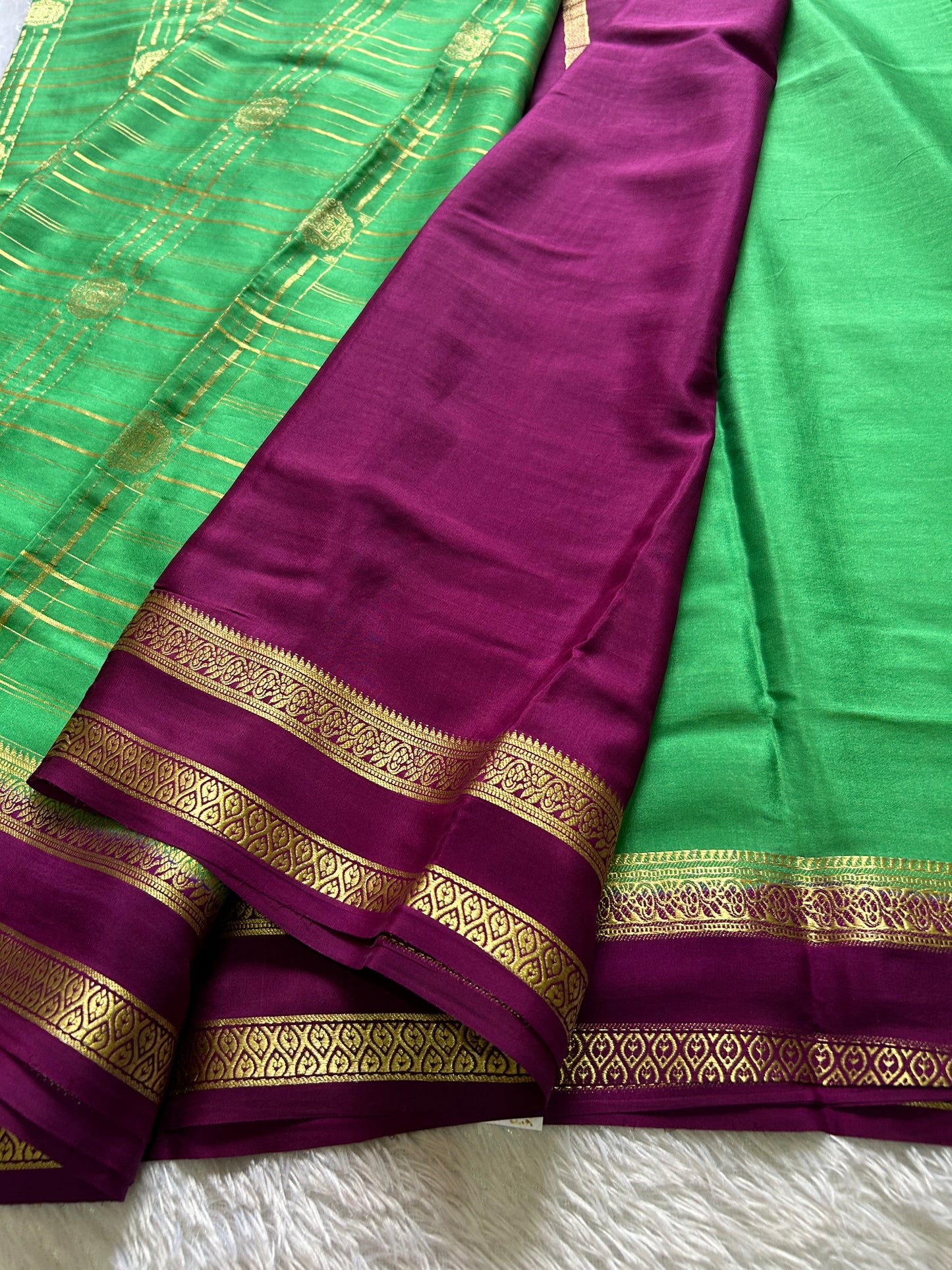 Ambika (2D) : Parrot green-magenta