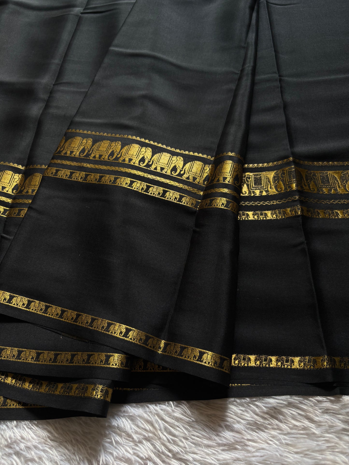 Prashanthi : Solid Black