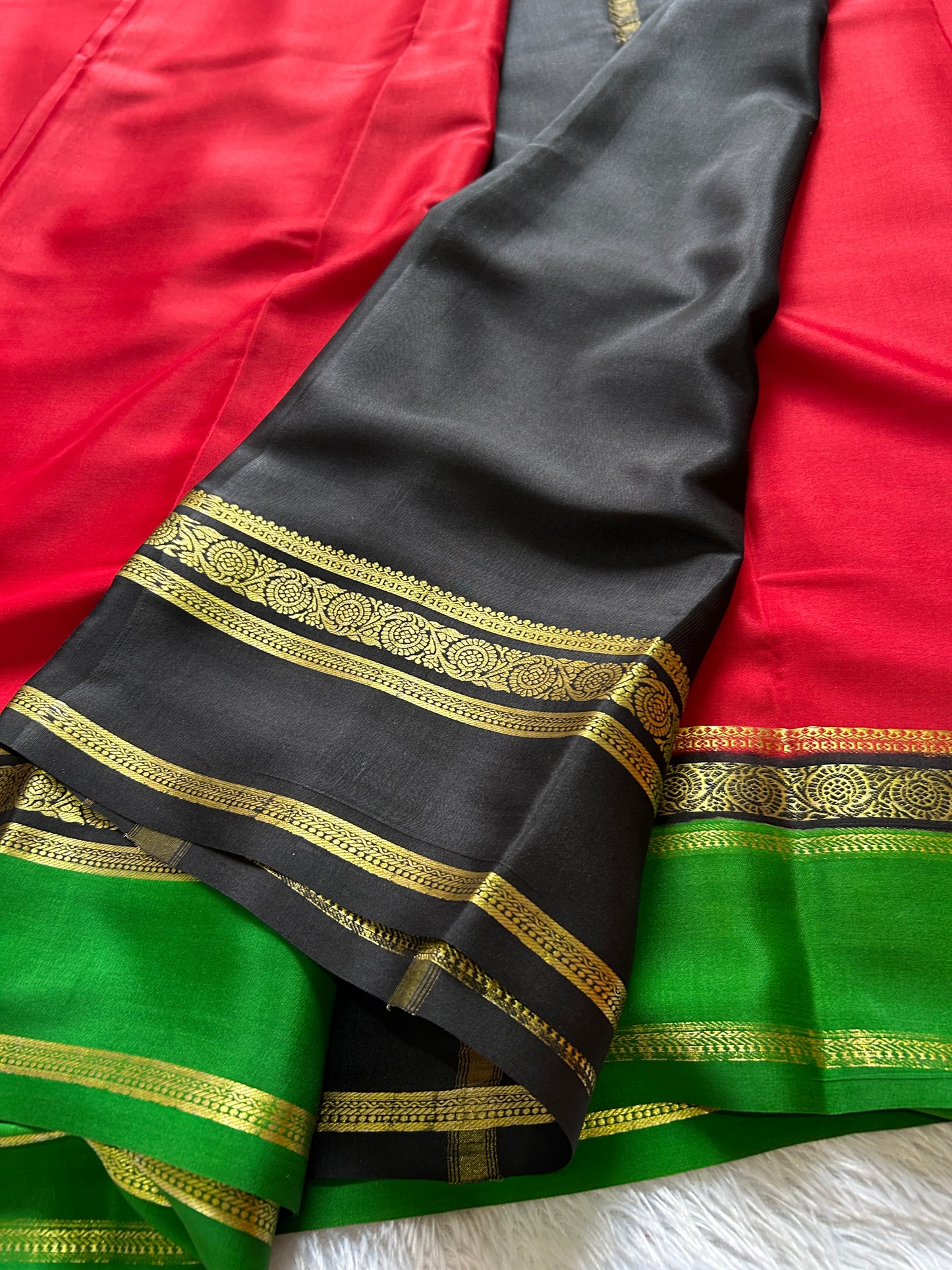 Tara (3D) : red-black-green