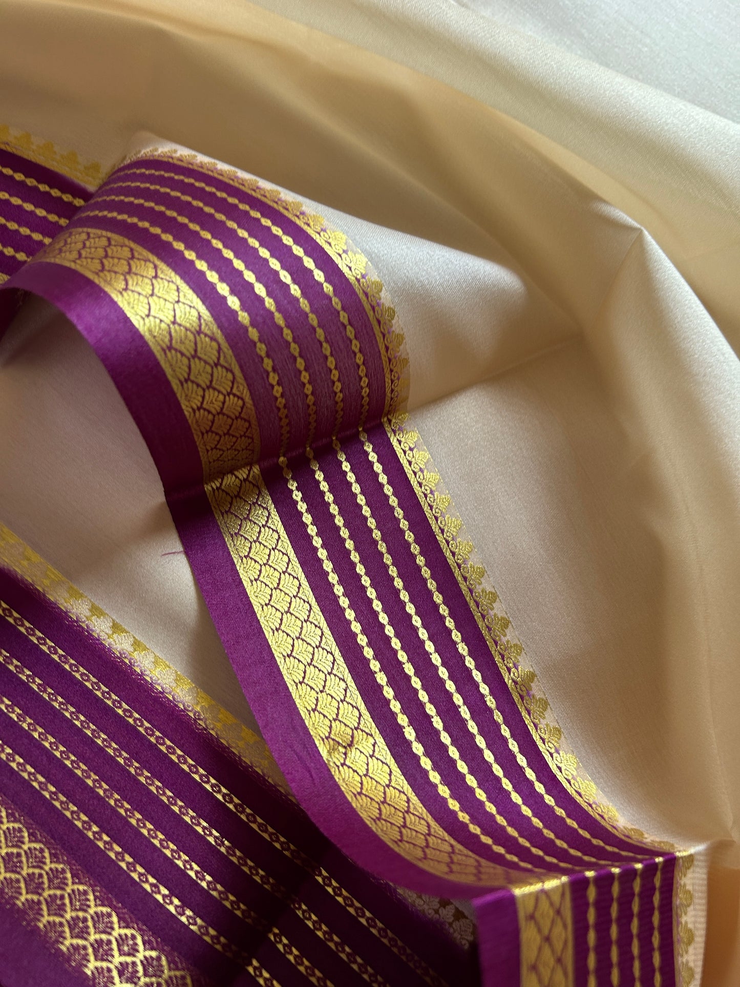 Lekhana (2D) : Off white-magenta