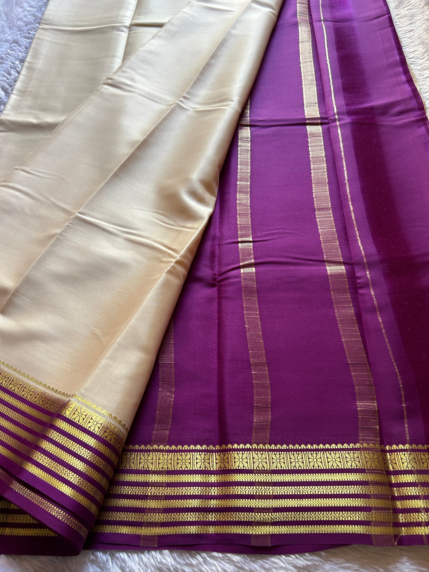 Nayana (2D) : Off white-magenta