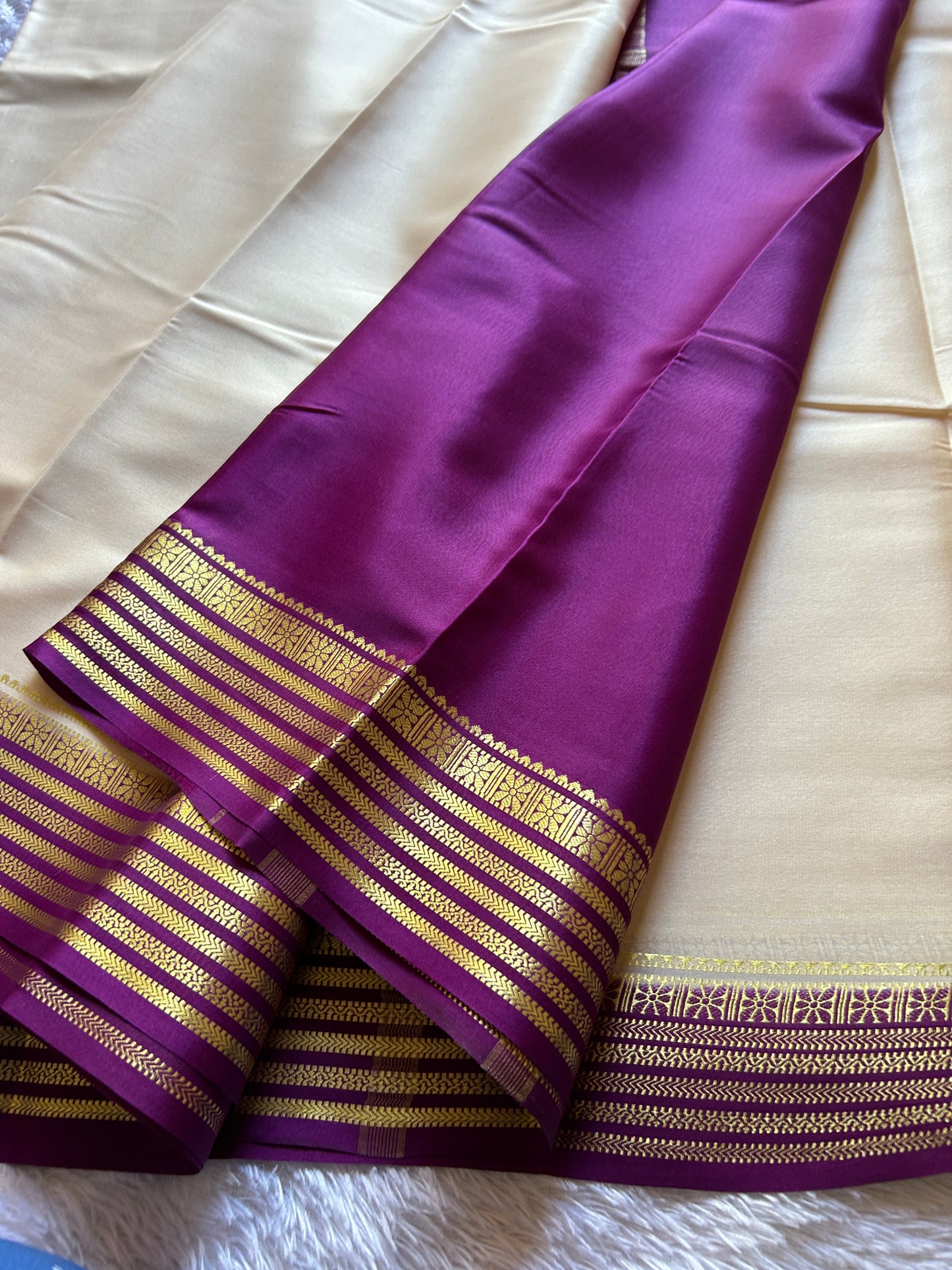 Nayana (2D) : Off white-magenta