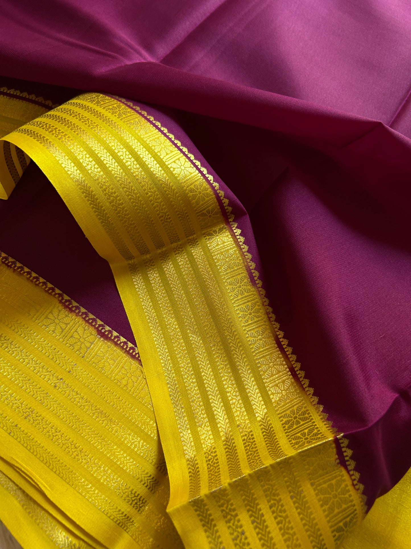 Nayana (2D) : Wine-yellow