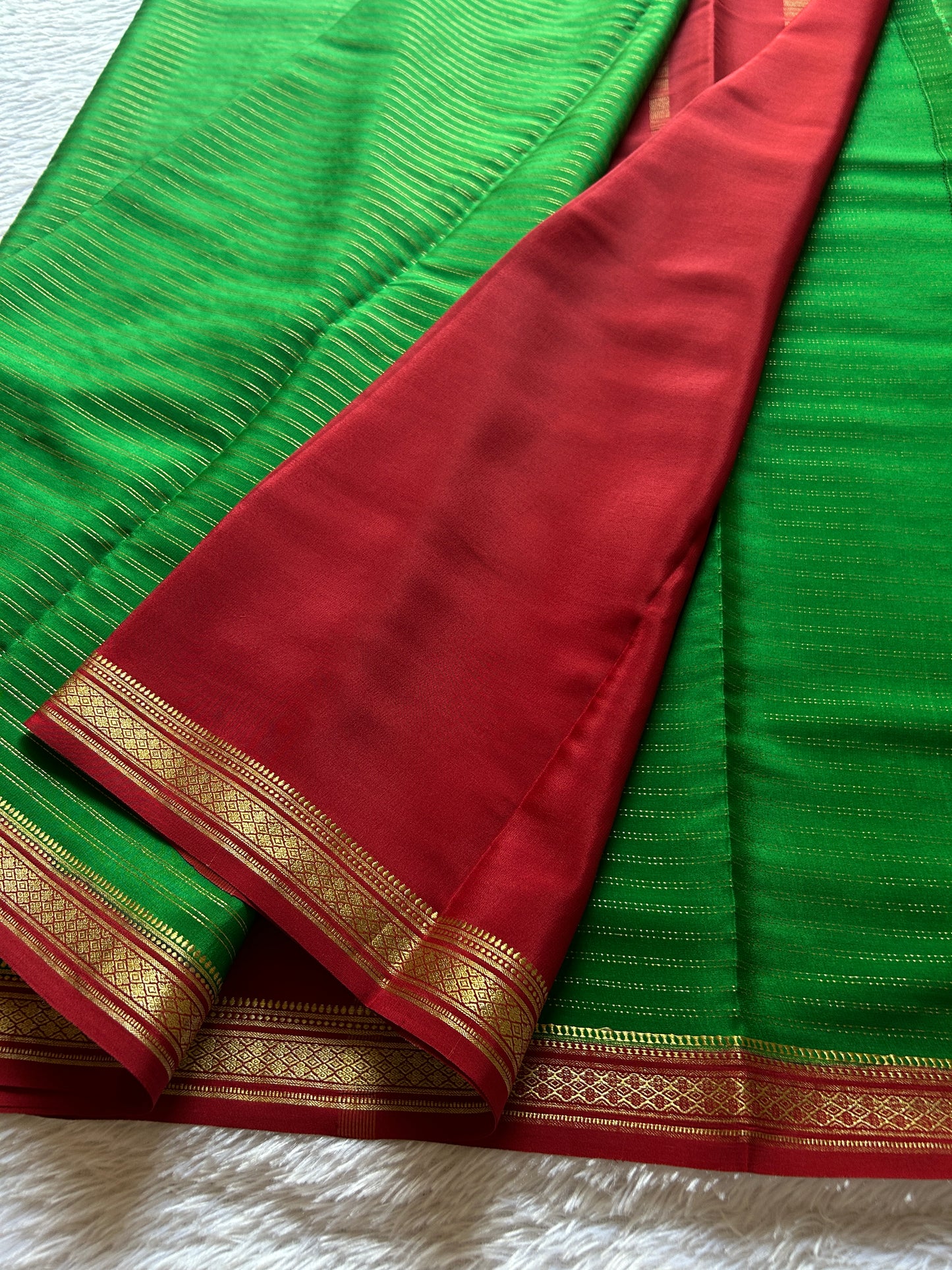 Urvi (2D) : Leaf green-dark red
