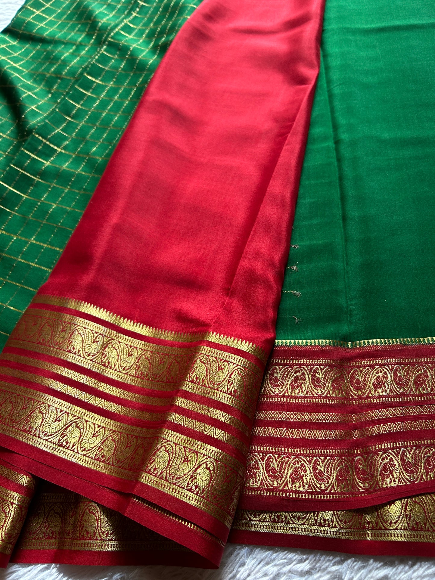 Ganga (3D) : Bottle green-orange-red