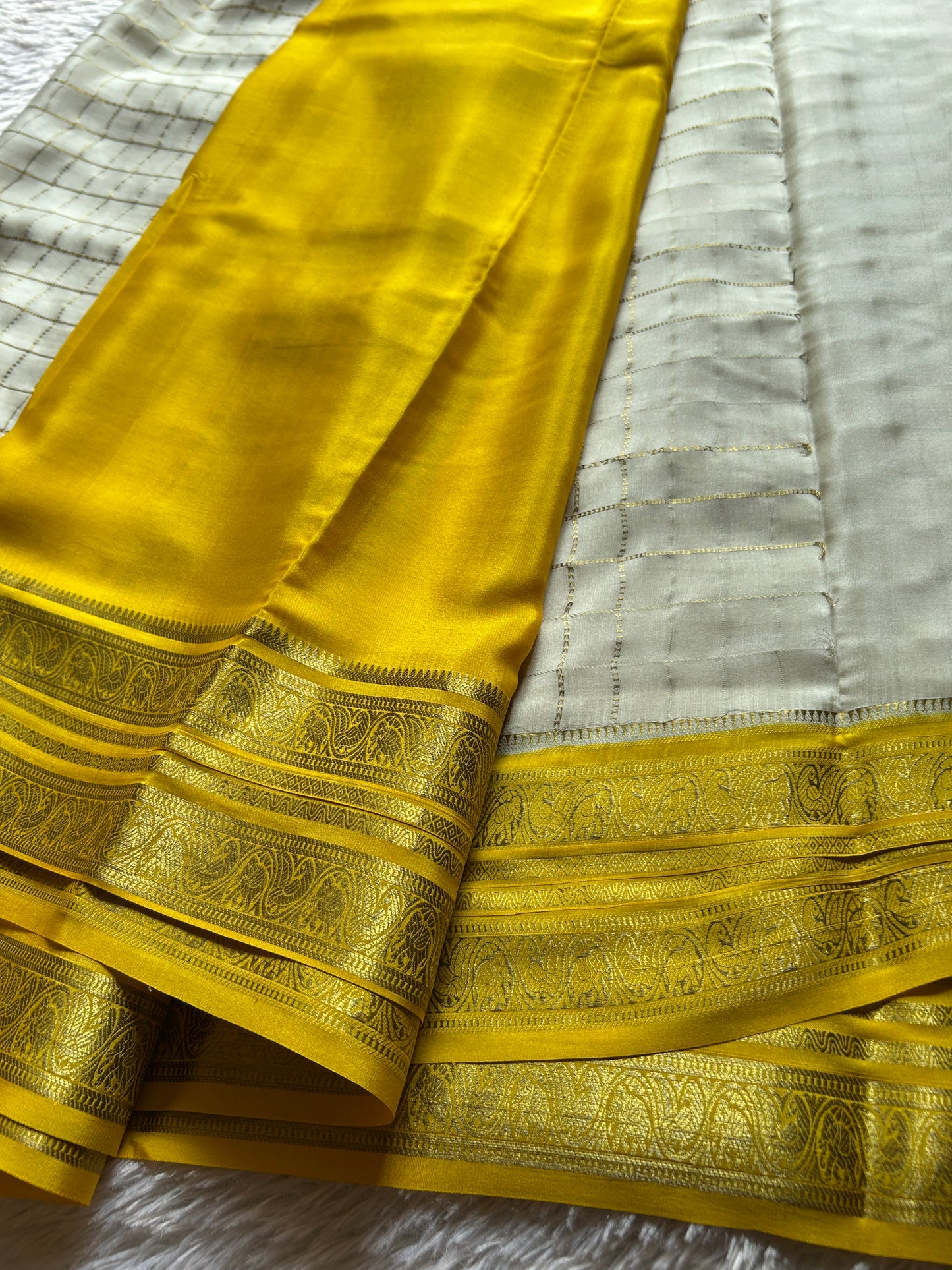 Ganga (3D) : Off white-orange-yellow