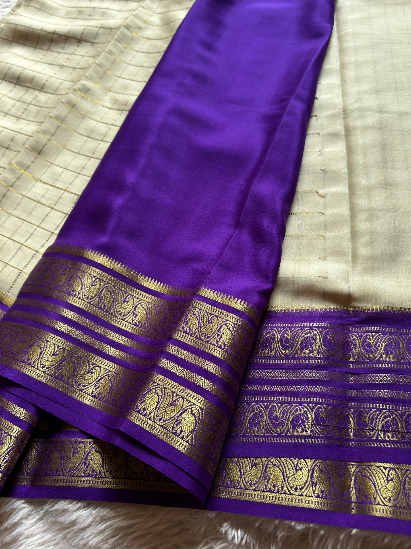 Ganga (3D) : Off white-orange-violet