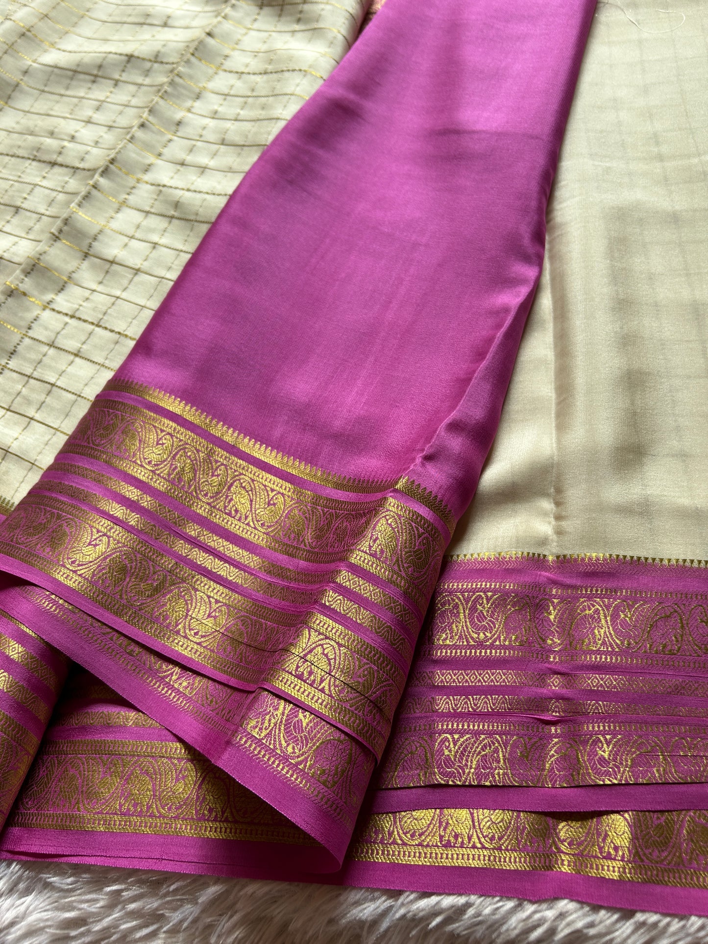 Ganga (3D) : Off white-orange-magenta pink