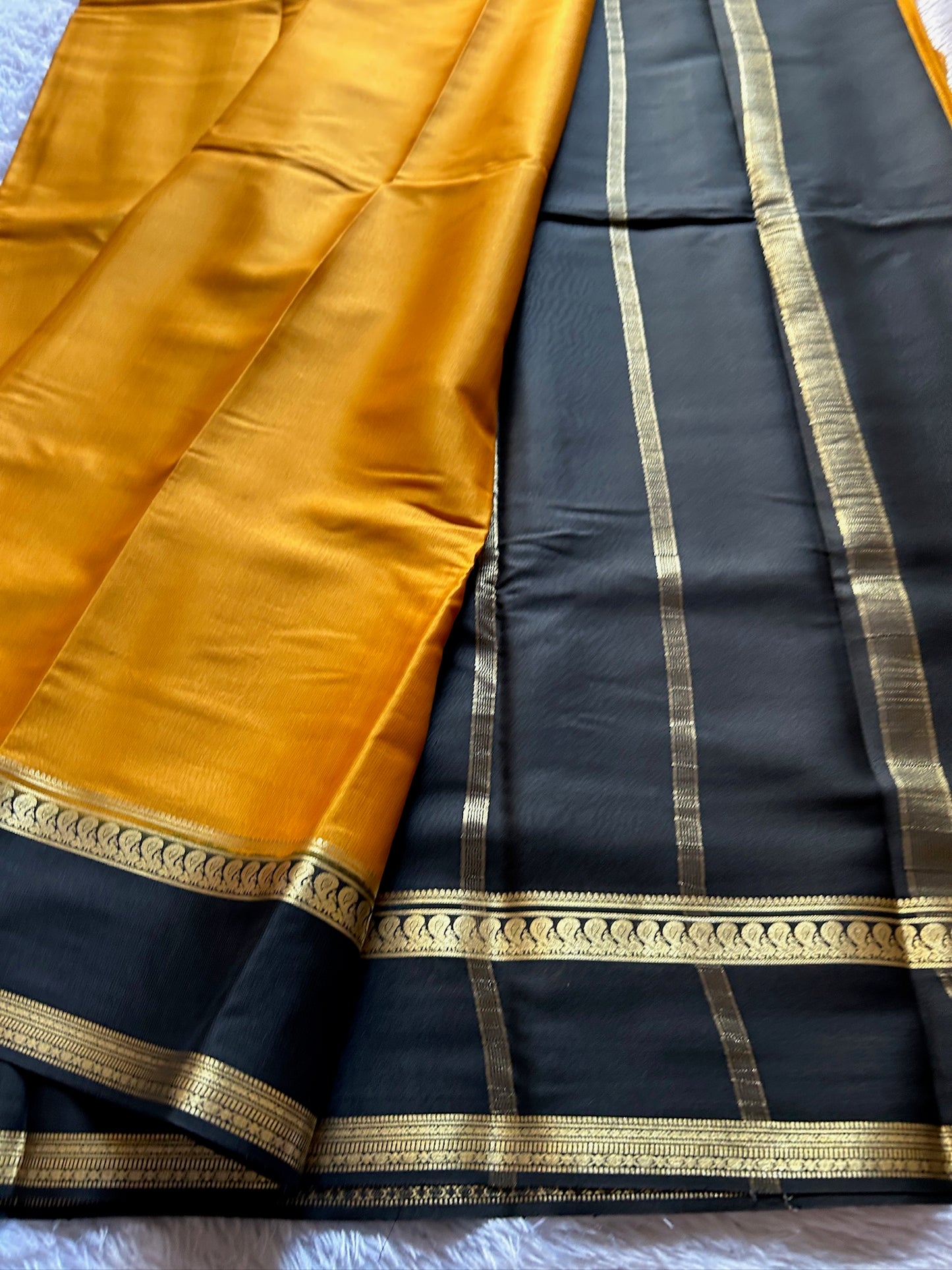 Arathi (2D) : Golden yellow-black