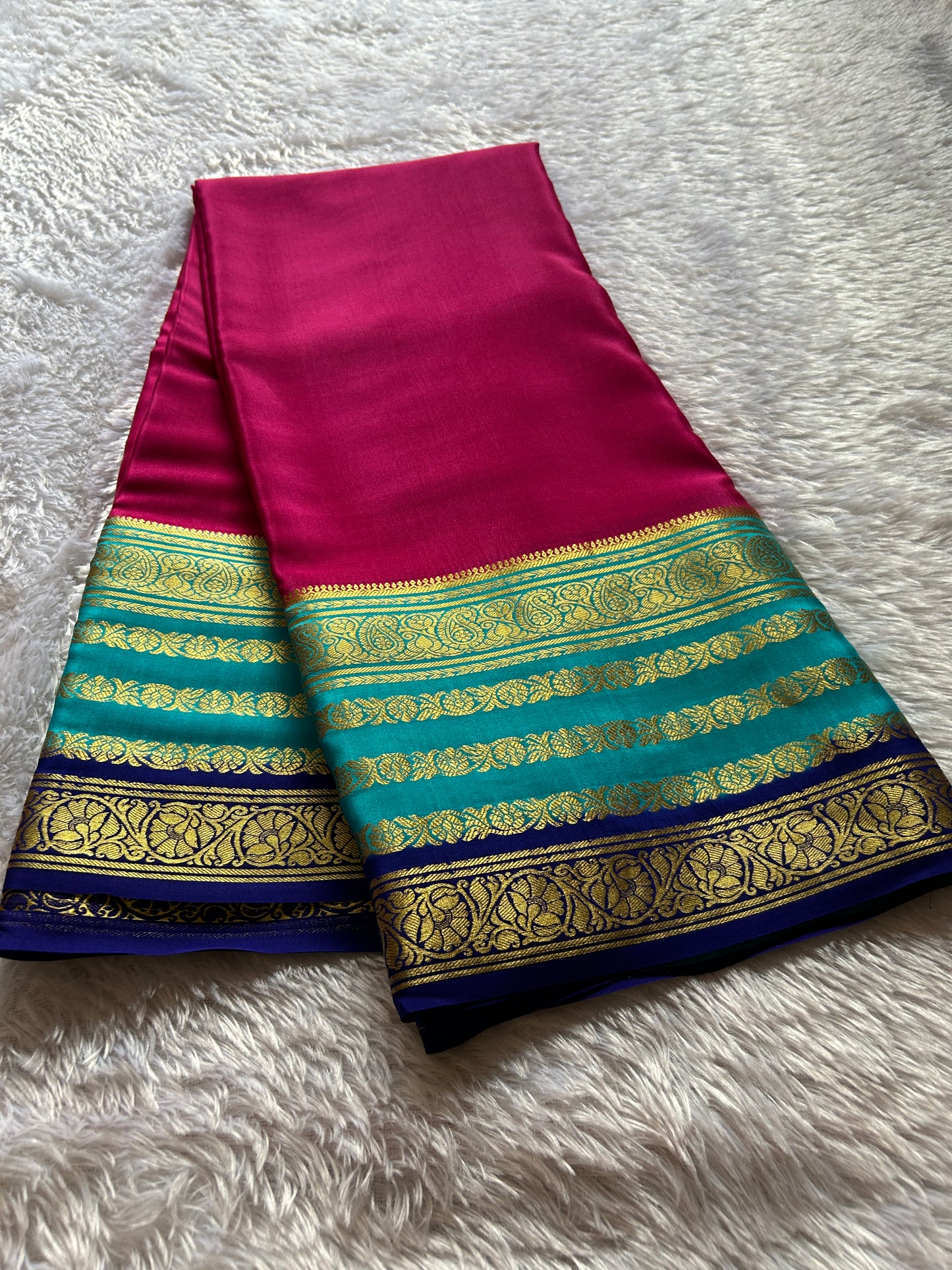 Bindu (3D) : dark pink-ananda blue-navy blue
