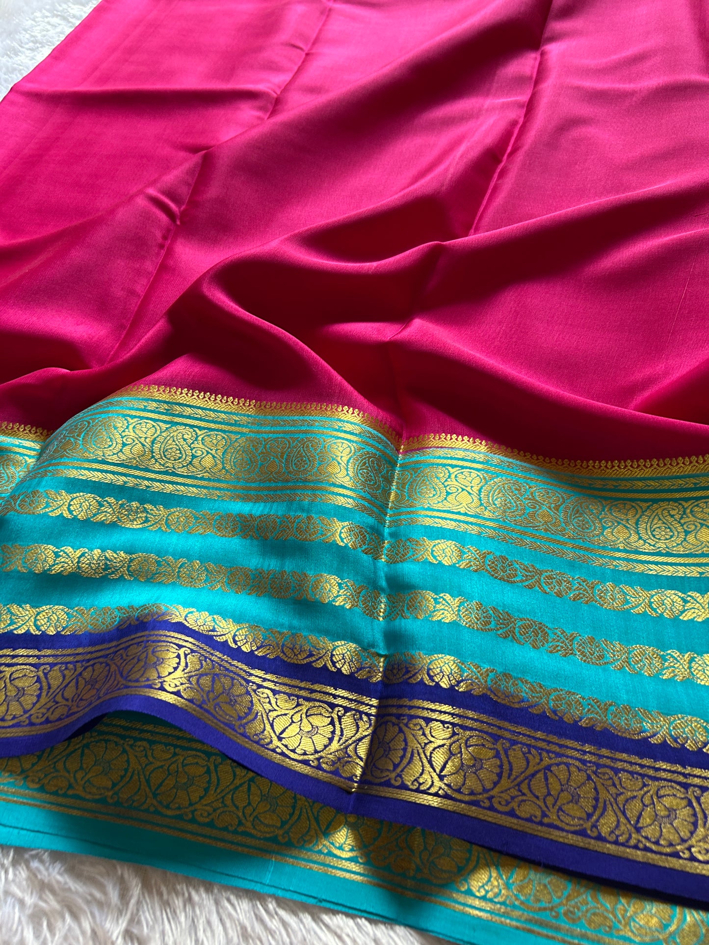 Bindu (3D) : dark pink-ananda blue-navy blue