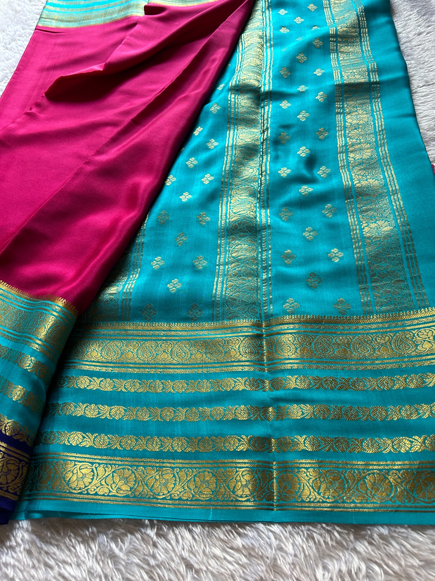 Bindu (3D) : dark pink-ananda blue-navy blue