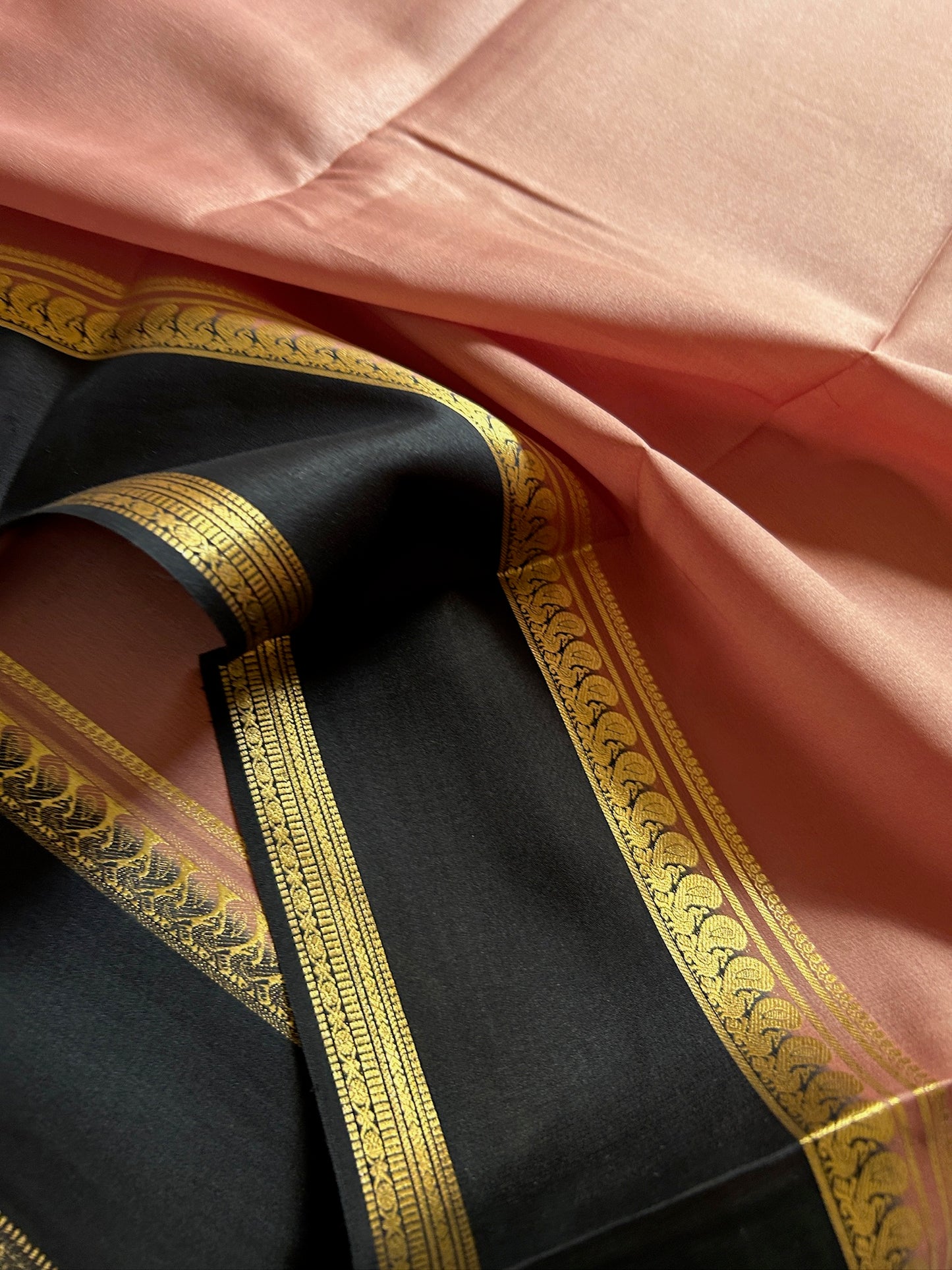 Arathi (2D) : Light peach-black