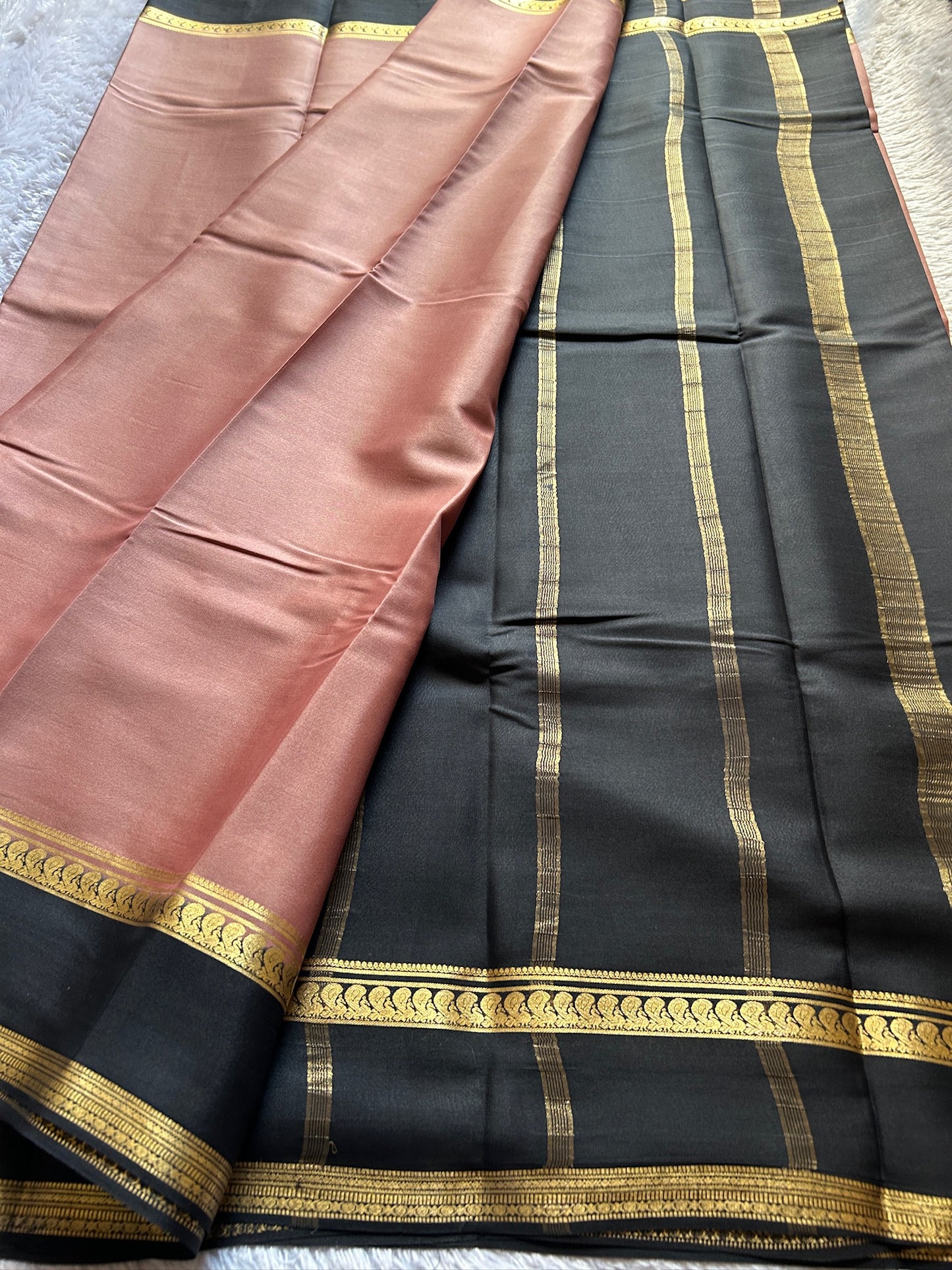 Arathi (2D) : Light peach-black
