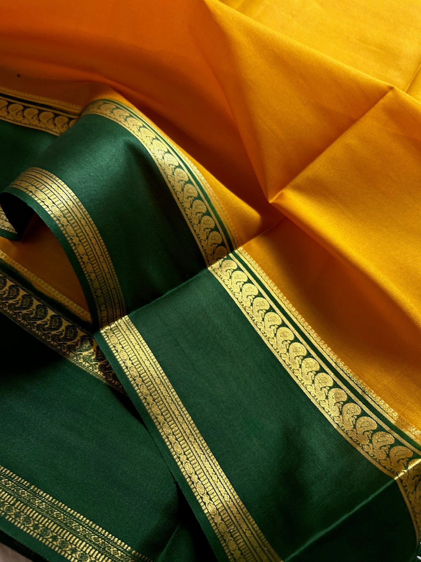 Arathi (2D) : Golden yellow-bottle green