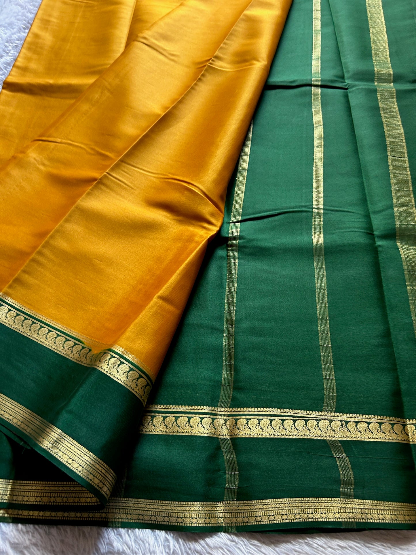 Arathi (2D) : Golden yellow-bottle green