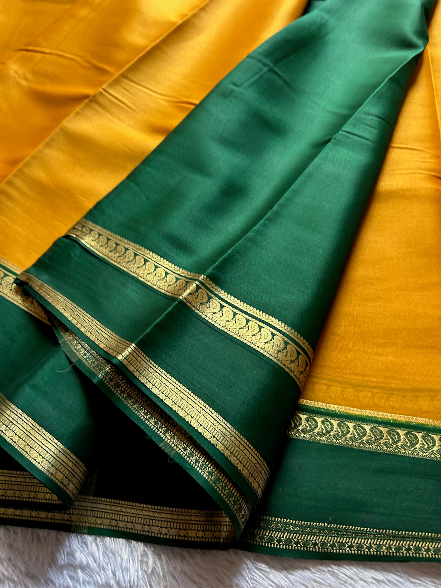 Arathi (2D) : Golden yellow-bottle green
