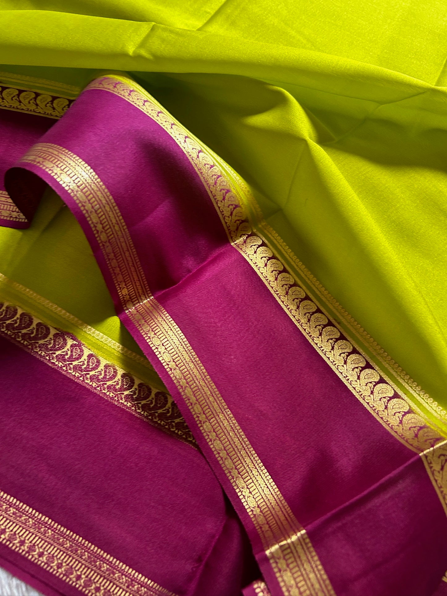 Arathi (2D) : Olive green-magenta