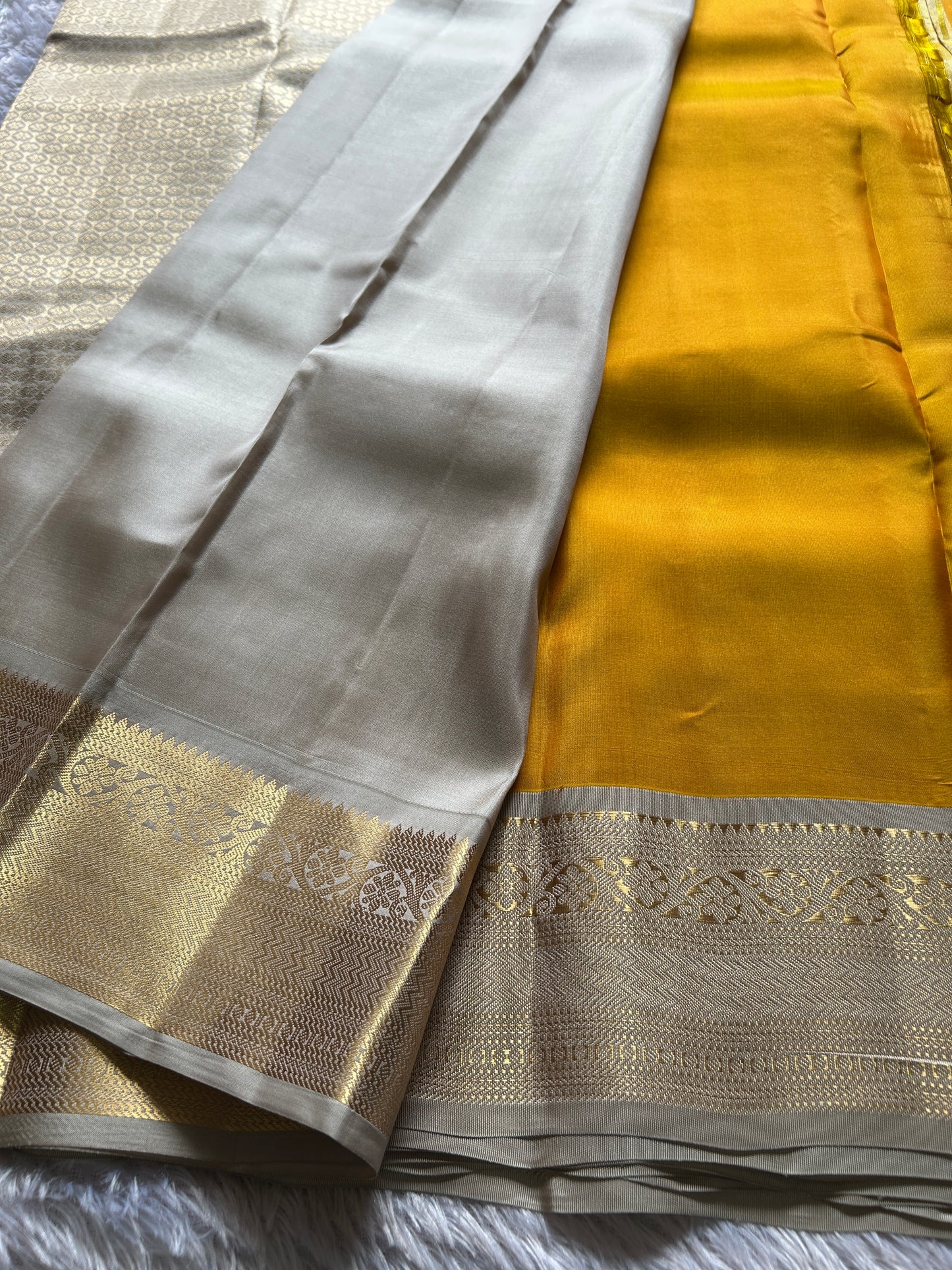Harusha (2D) : Golden yellow-silver grey
