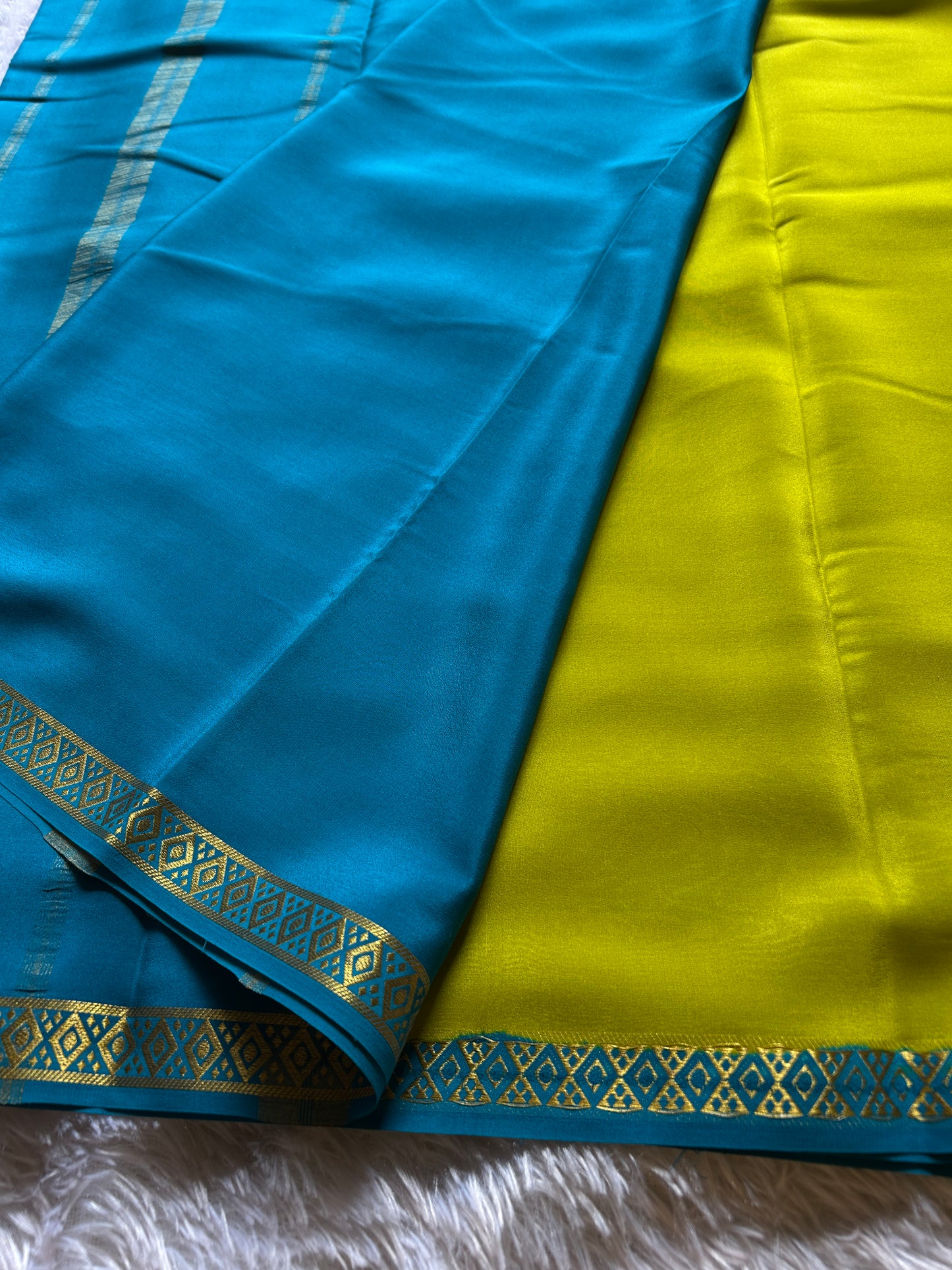 Nikhila (2D) : Olive-ananda blue