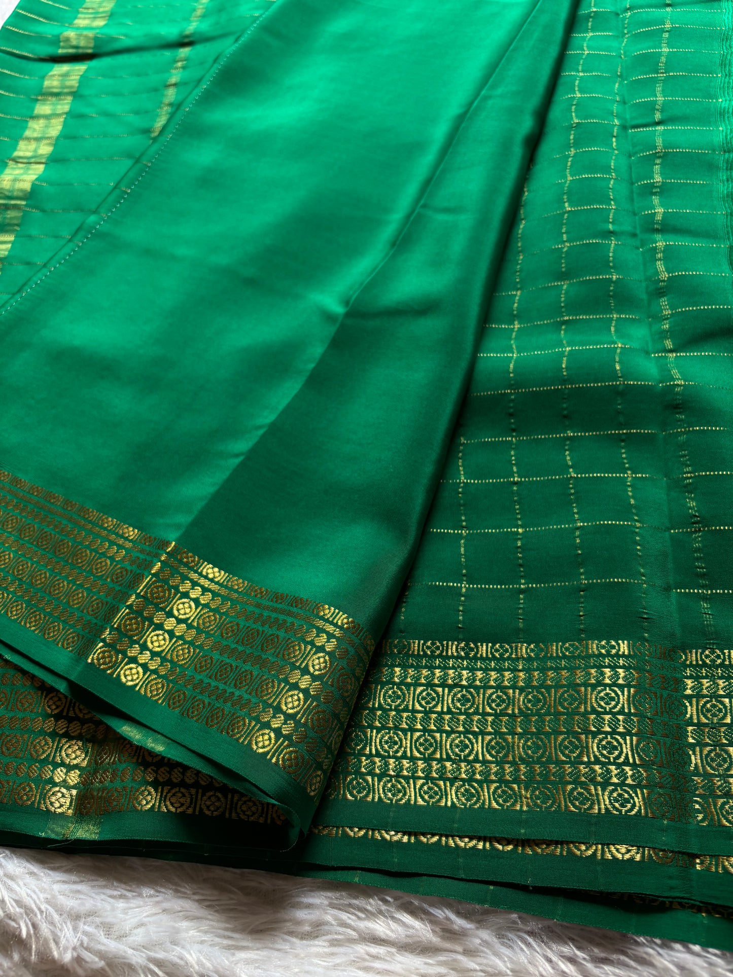 Chinmayi : Solid Emerald green
