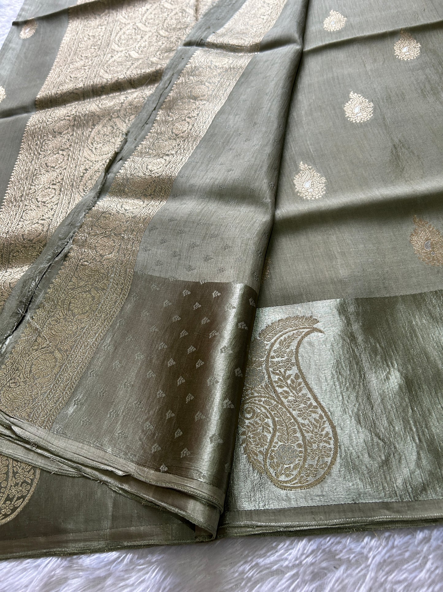 Semi raw mango: Metallic grey