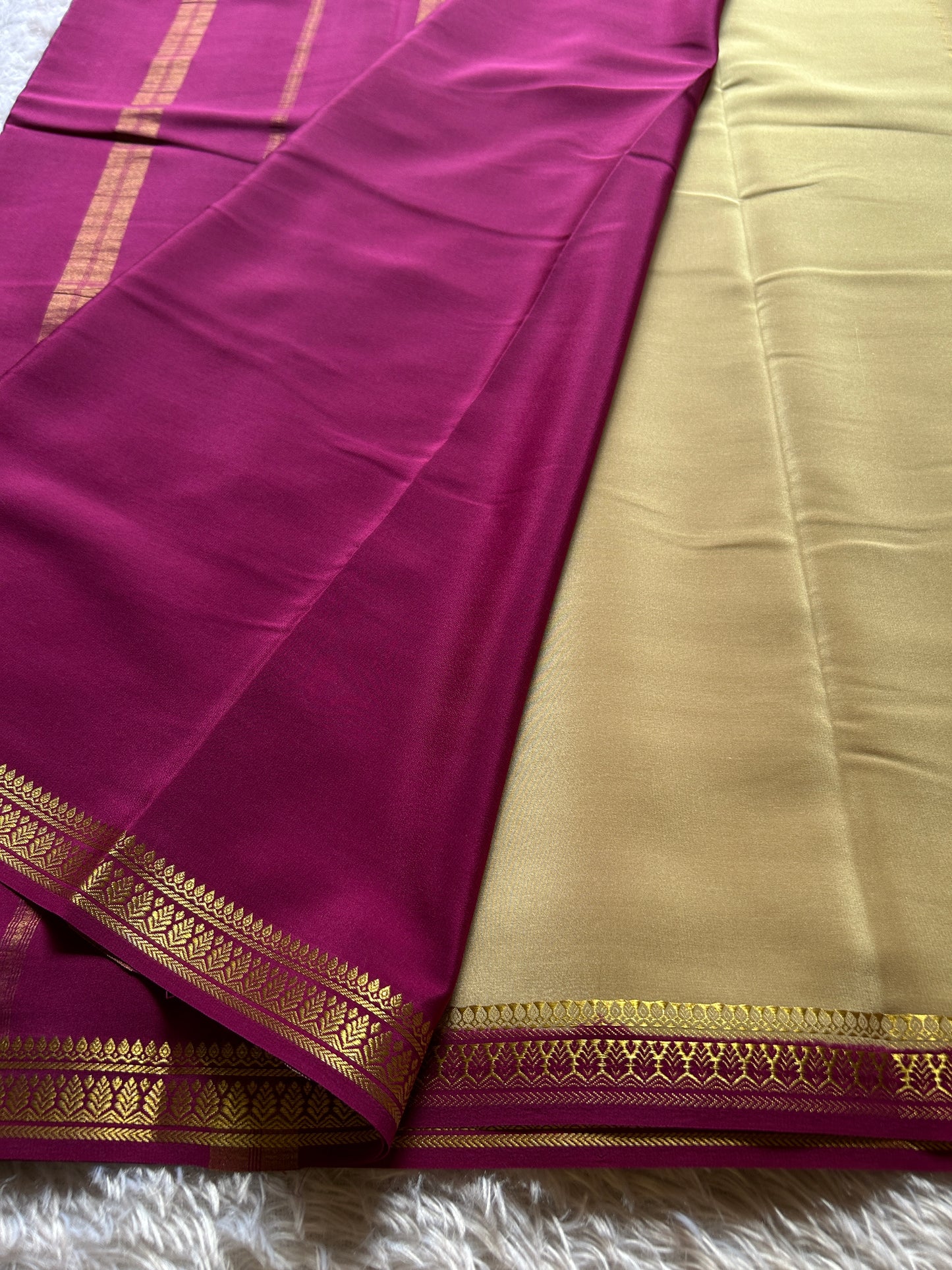 Jyothi (2D) : Light beige-dark magenta