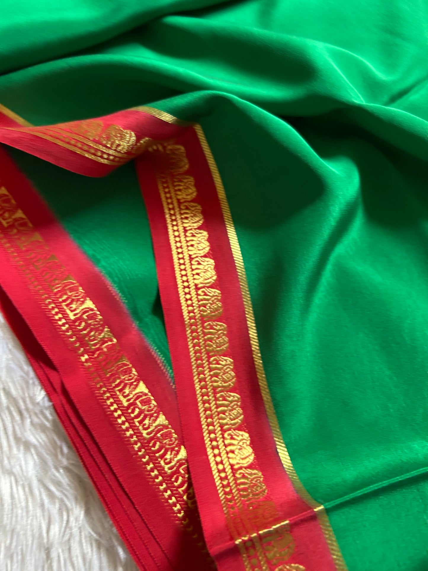 Gowri (2D) : Emerald green-red